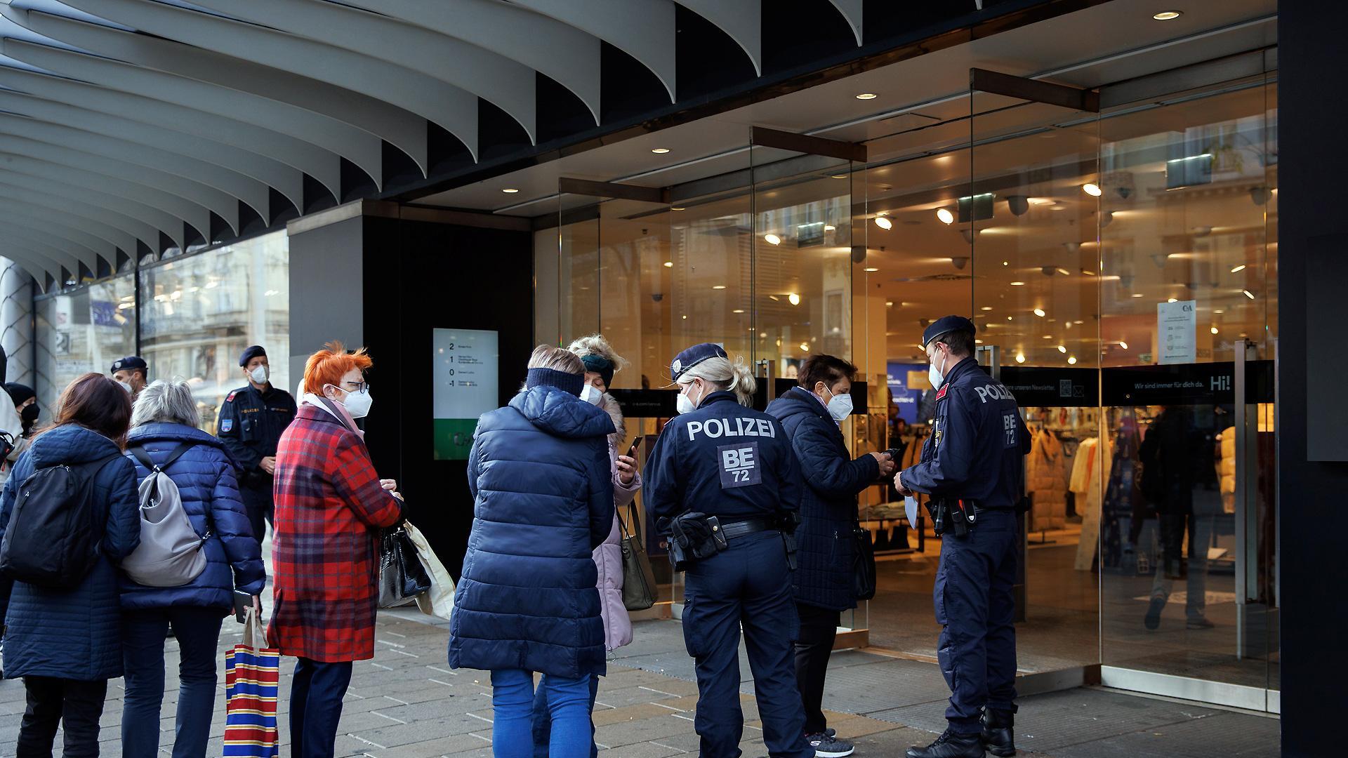 Varios policías piden el pasaporte Covid para acceder a un centro comercial de Viena