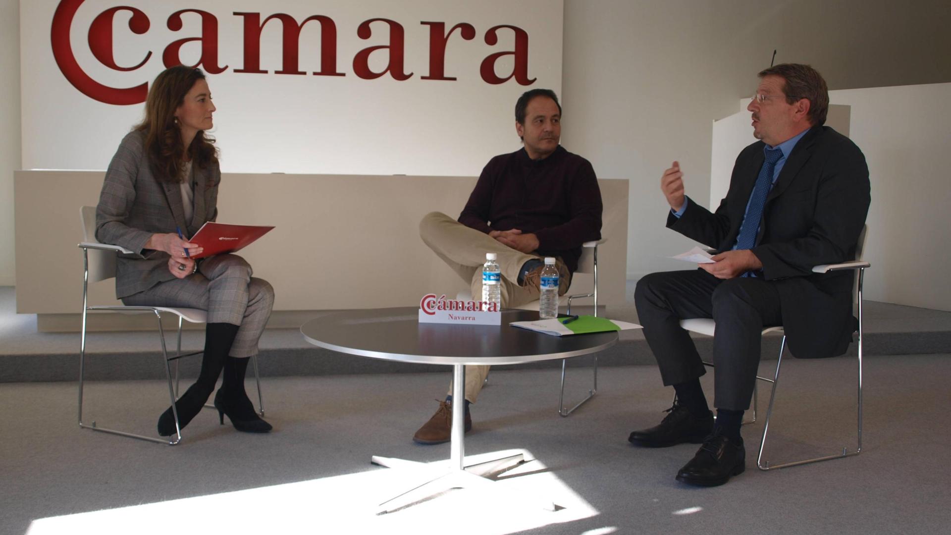 Cristina Oroz (Cámara Navarra de Comercio) fue la encargada de moderar la jornada. En la foto, junto a José Luis del Pozo y Julio Maset