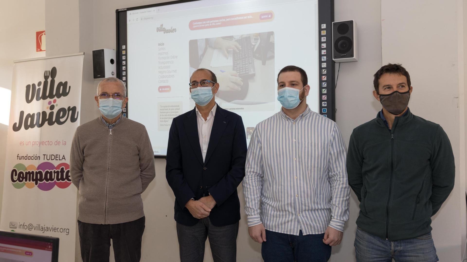 En Villa Javier De izda. a dcha.: Manuel Campillo Meseguer (Tudela Comparte), Javier Fernández Valdivieso (Fundación Caja Navarra), Jorge Crespo Apastegui y Julen Etxebeste González (Unidad Innovación Social Navarra)