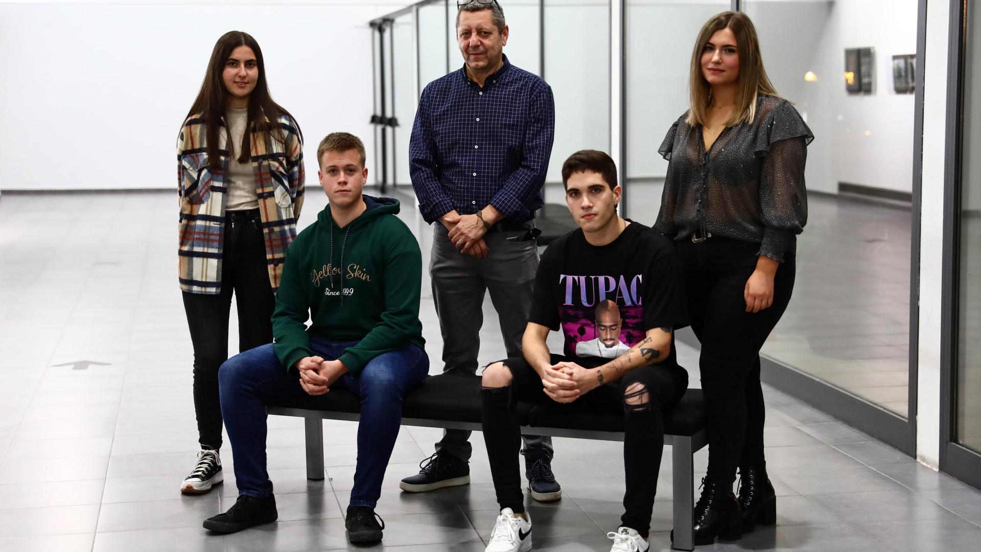 De izquierda a derecha, de pie, en la fila de atrás; Julia Avizcuri García, Paco Carcavilla Vázquez (padre de Mario), Leire Lucas Roncal. Sentados, Iván Rueda Vidaurreta y Javier Rosón Agramonte