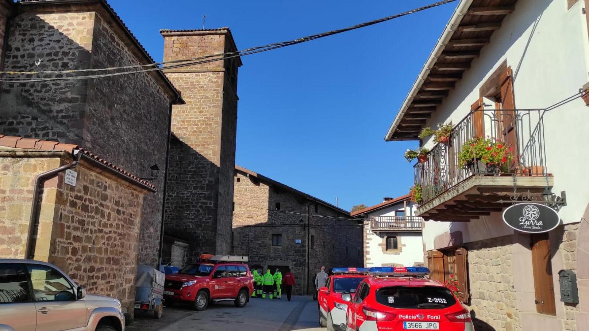 Vehículos de Policía Foral y bomberos, junto al Ayuntamiento de Lantz, donde se coordina las labores de búsqueda de la vecina de Lantz desaparecida desde el jueves