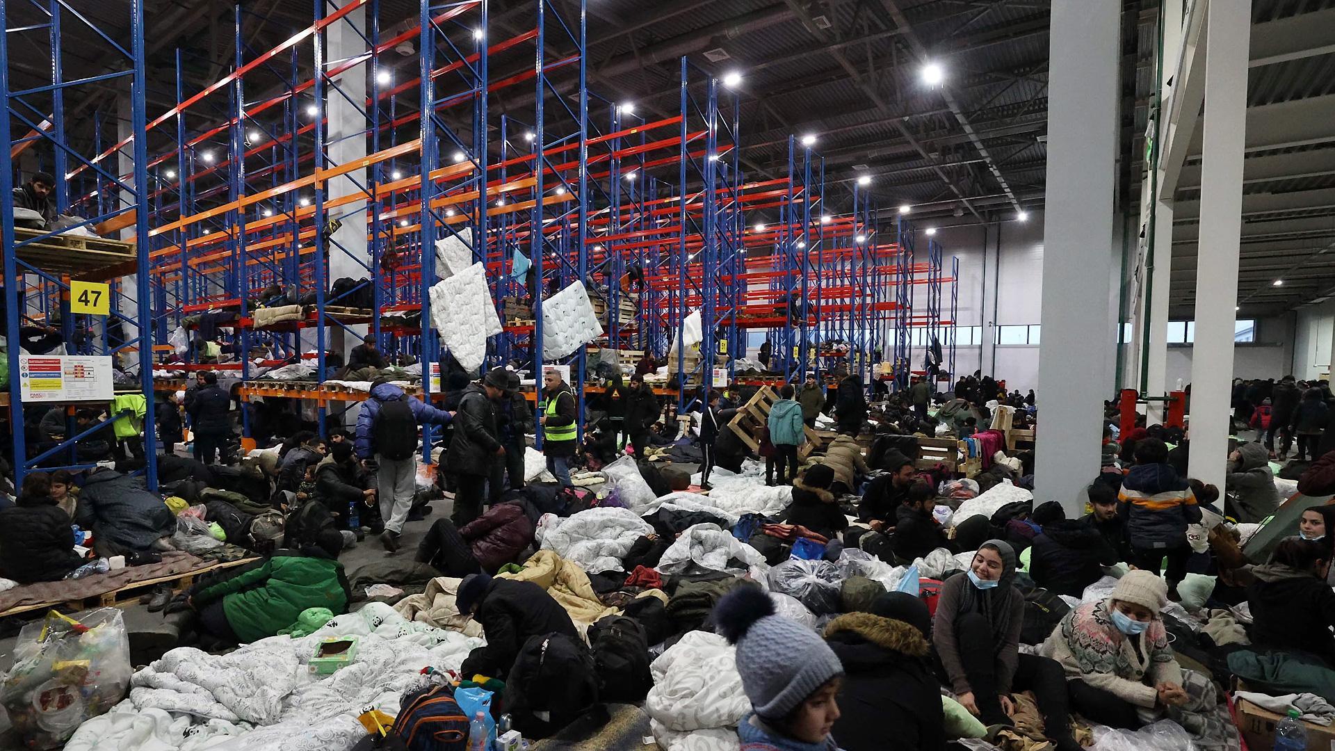 Refugiados en un centro logístico en la frontera entre Polonia y Bieolorrusia