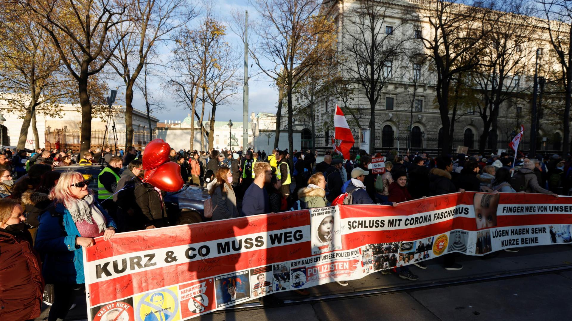 Manifestantes portan pancartas contra las medidas tomadas por el gobierno austríaco contra la COVID-19