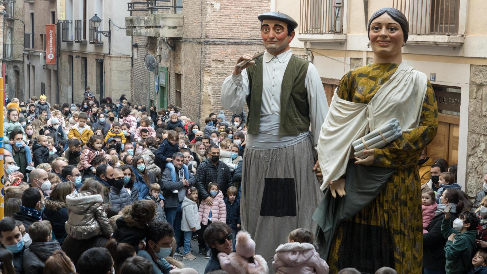 En toda fiesta que se precie no puede faltar un buen vermú. Por eso, la peña La Teba promovió uno ‘de altura’. Y es que Francisco y Josefina, las figuras de la comparsa de los hermanos Gurría, atrajeron la atención de los asistentes al acto, como se aprecia en la foto superior