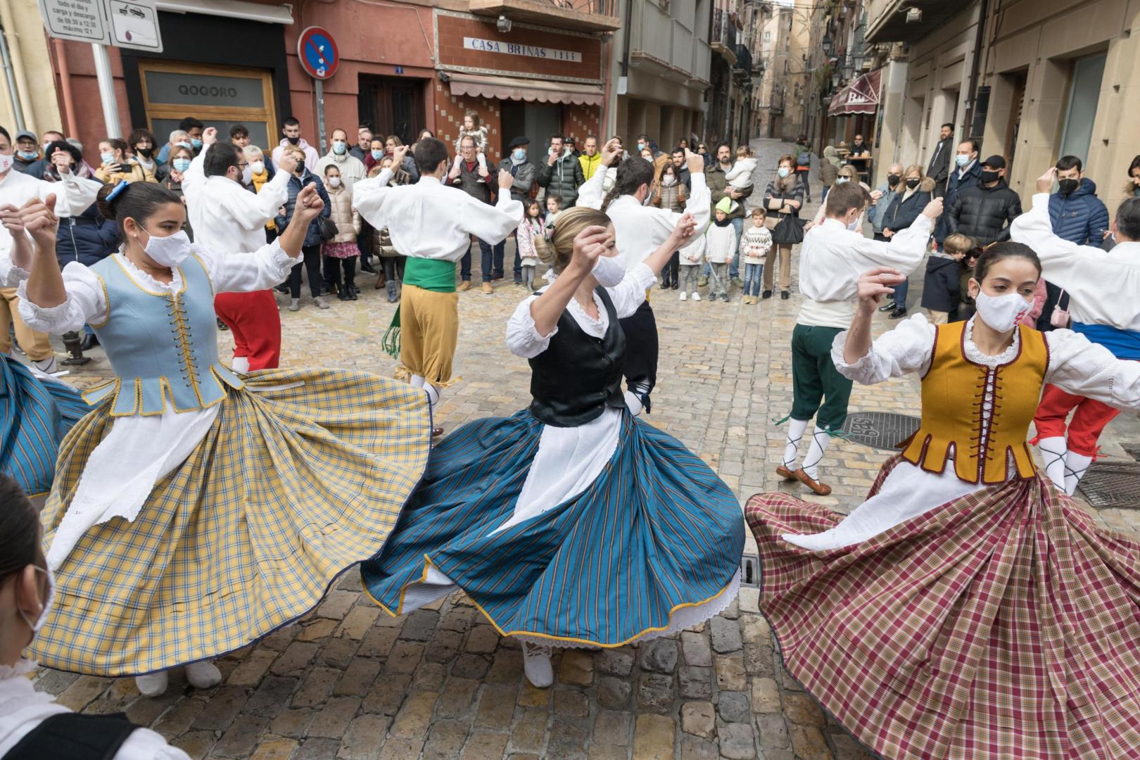 Las calles del Casco Antiguo de la capital ribera acogieron durante la mañana varios pasacalles con la música y el baile como protagonistas. En la imagen, integrantes del Grupo Municipal de Danzas de Tudela, durante su actuación en la plaza de San Jaime