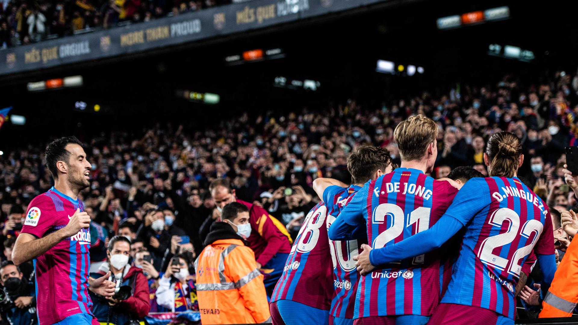 Los jugadores del F.C. Barcelona celebran el tanto de Memphis Depay