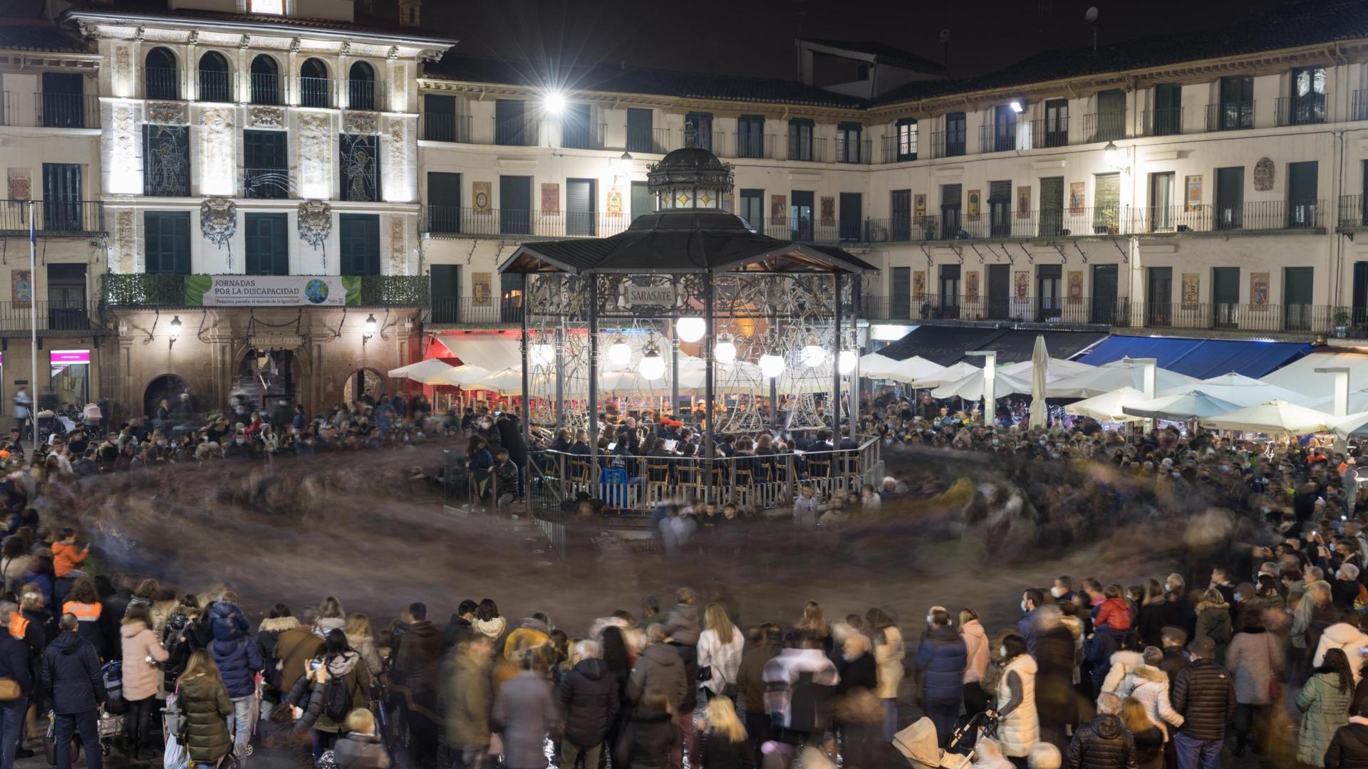 Asistentes al acto rodean a los participantes en La Revoltosa que corren en uno de los momentos en los que la Banda de Música aceleró el ritmo de la partitura