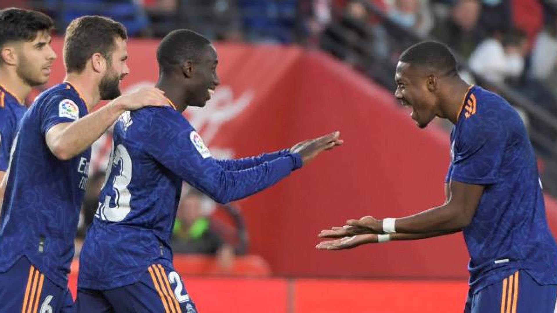 El jugador del Real Madrid Ferland Mendy celebra su gol con Alaba