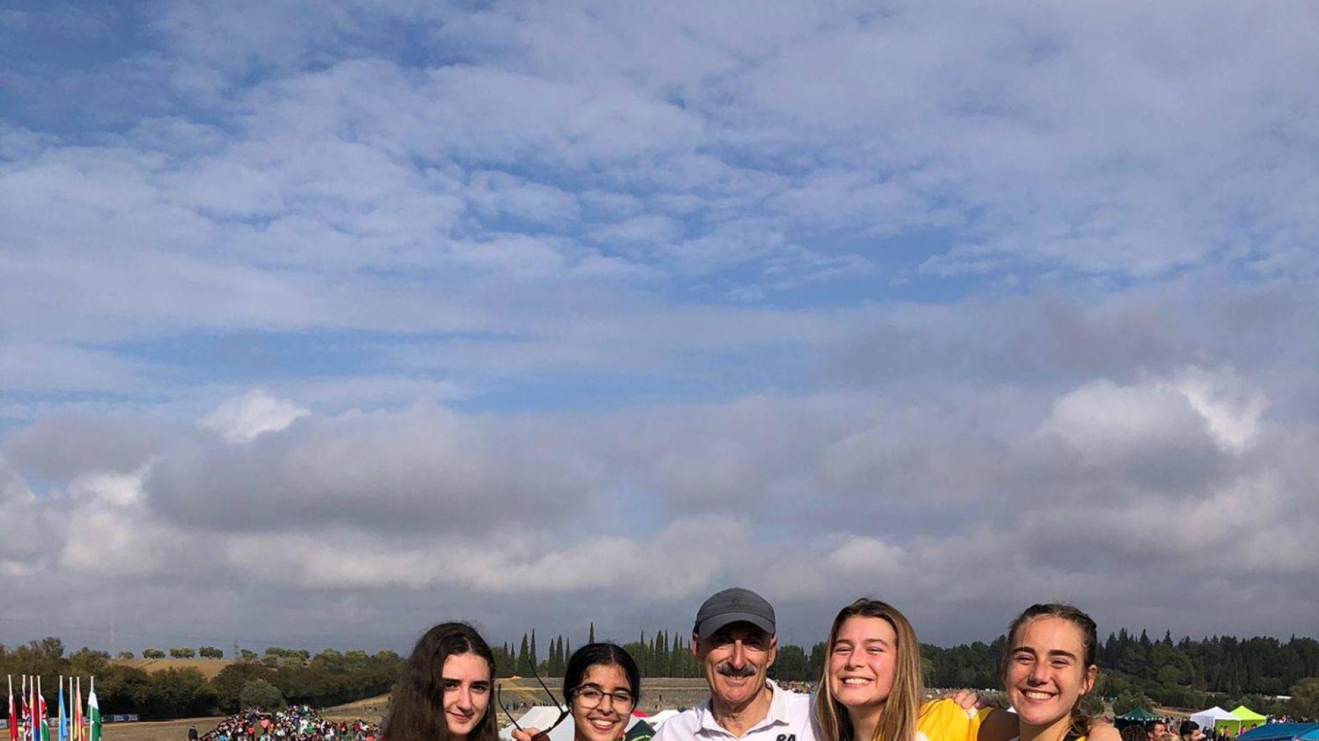 SUBCAMPEONAS DE ESPAÑA. El Grupompleo Pamplona Atlético sub20, ayer. Ana María Feligreras, Jihad Essoubai, el técnico Ignacio Santamaría, Nadya Collantes y Sara Prados. Abajo: Rebeca Miguelena y Violeta Alonso.