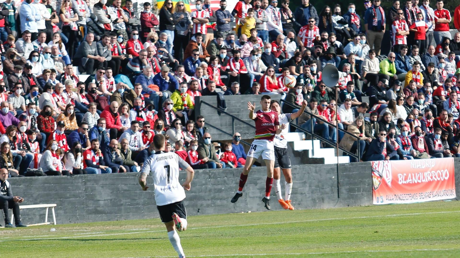 AFICIÓN DE LOGROÑO. El Ciudad de Tudela ofreció la mejor entrada de la temporada por las decenas de aficionados que desplazó la UDL desde Logroño