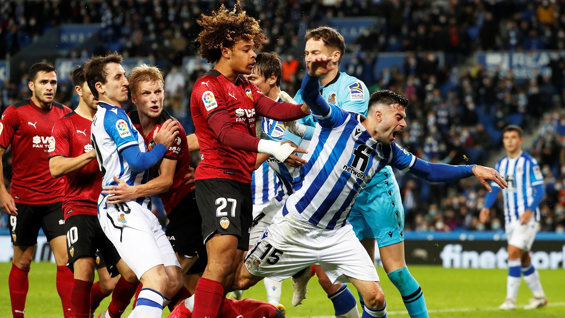 Jugadores de ambos equipos se enzarzan en el área de la Real Sociedad tras una jugada del tramo final del encuentro
