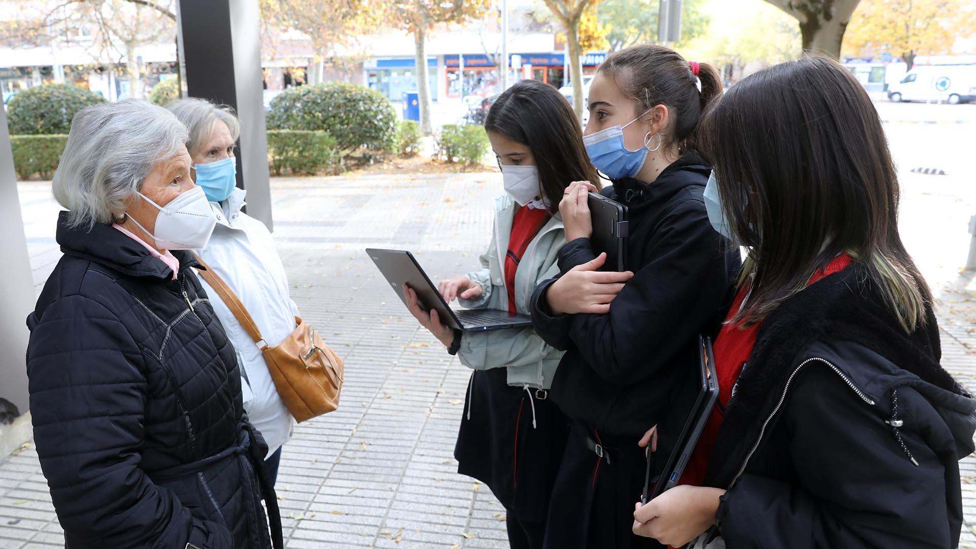 Alumnos de 1º de la ESO del colegio Santísimo Sacramento entrevistan a abuelos sobre sus costumbres navideñas