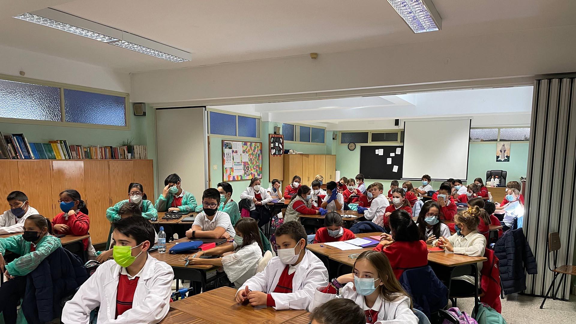 Alumnos de 1º de la ESO del colegio Santísimo Sacramento entrevistan a abuelos sobre sus costumbres navideñas