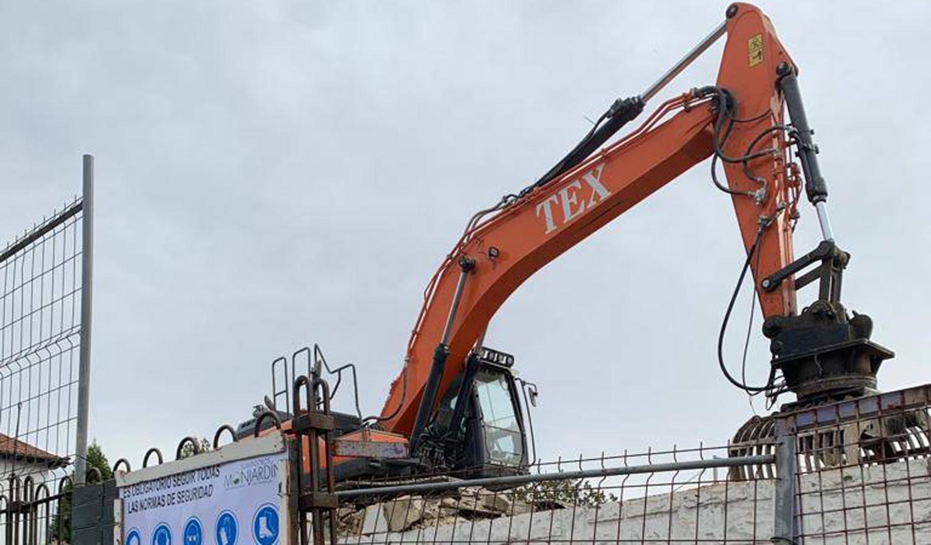 Aspecto que presenta la zona, con la maquinaria tirando el inmueble