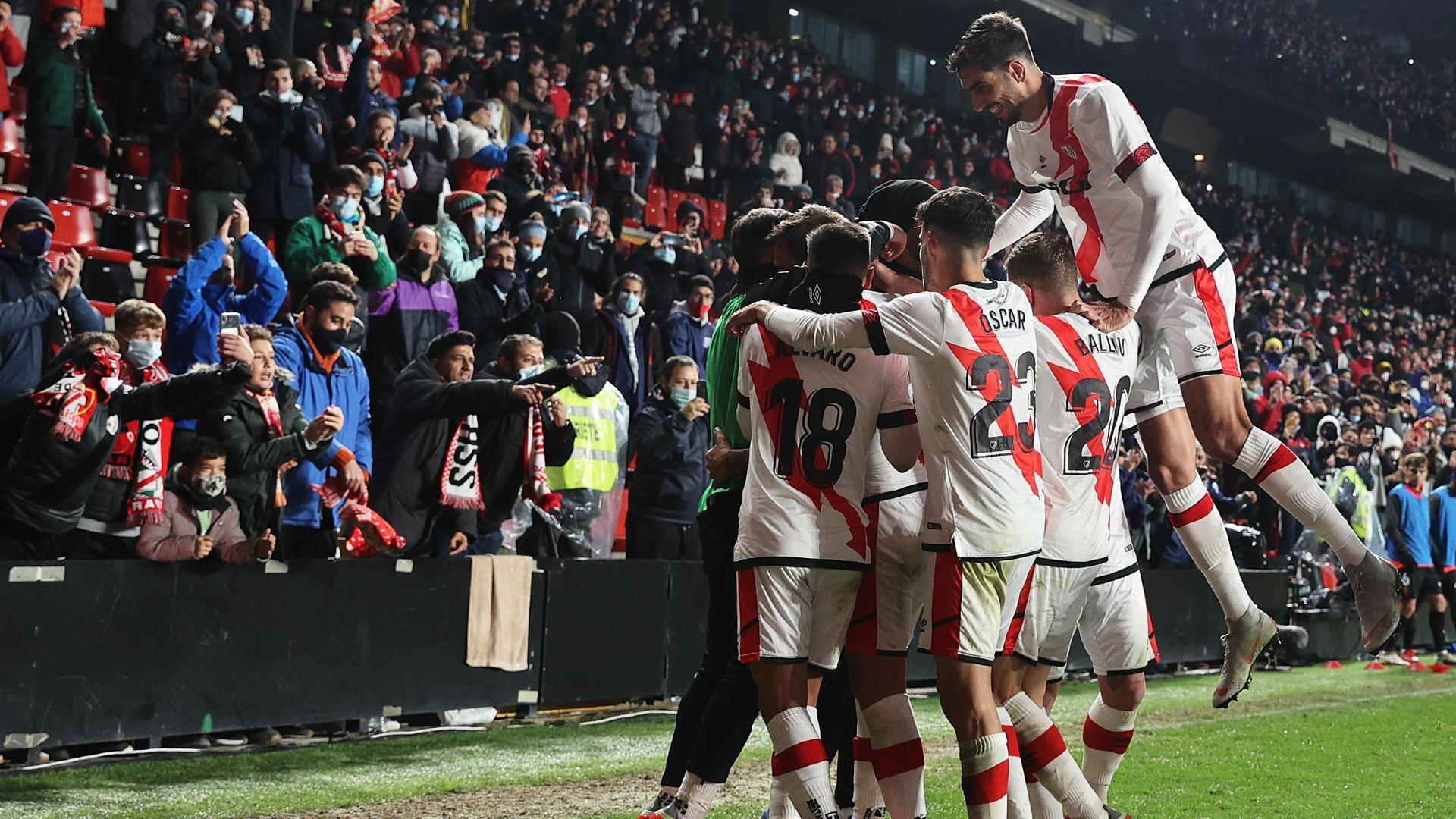 Piña de los jugadores del Rayo Vallecano tras el tercer gol, obra de Óscar Trejo desde los once metros