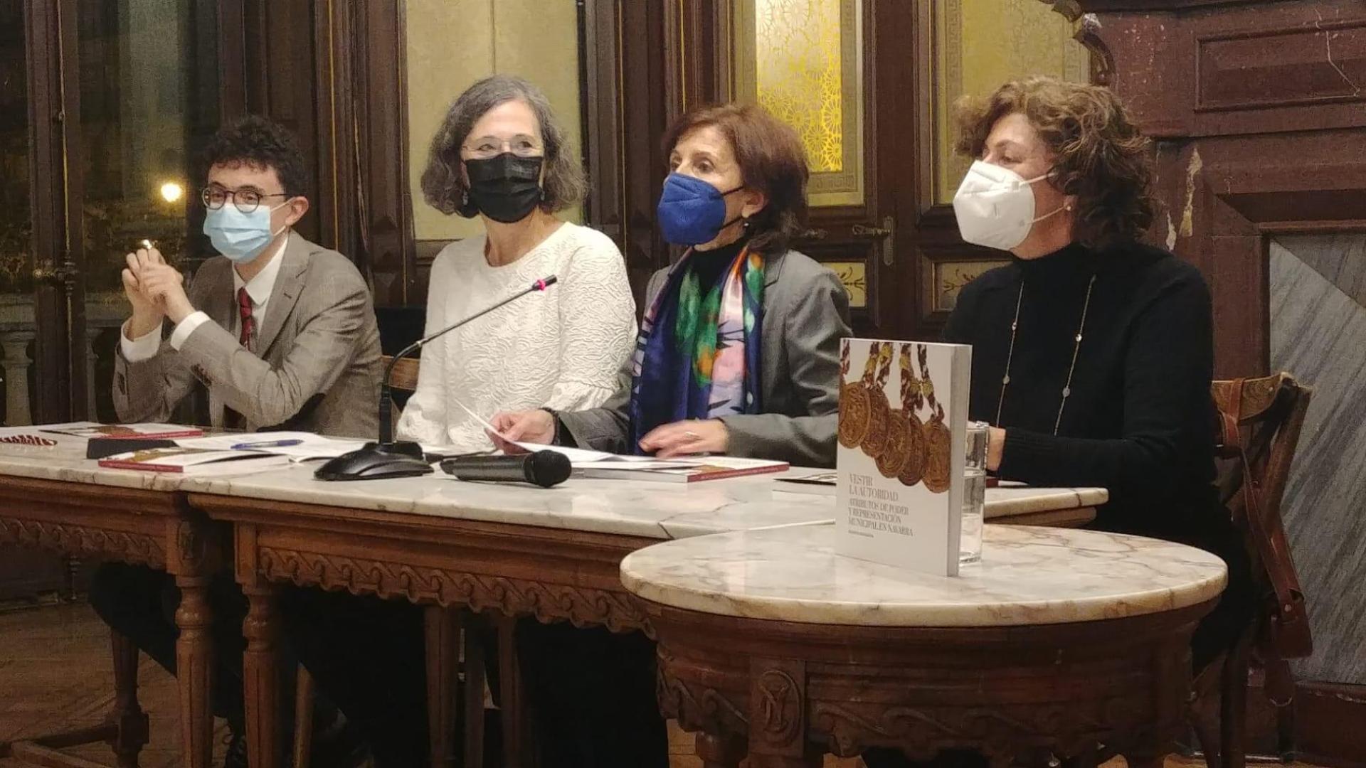 De izda. a dcha: Alejandro Aranda, autor del libro; Ana Burusco, directora gral. Universidades del Gobierno foral; Pilar Lostao, vicerrectora de Relaciones Internacionales UN, y Mercedes Galán, subdirectora de la Cátedra.