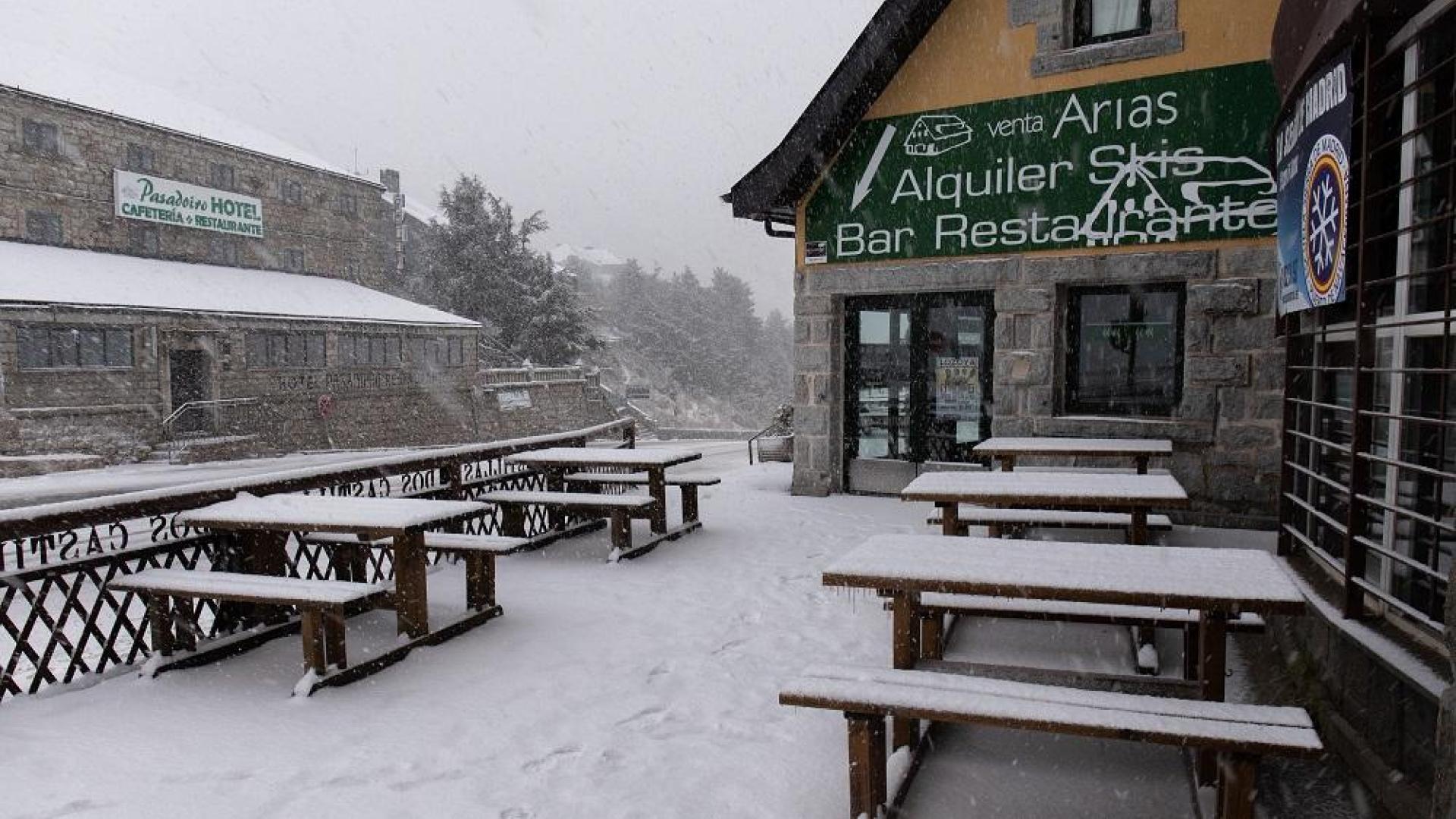 Un bar-restaurante afectado por el temporal de nieve en el Puerto de Navacerrada