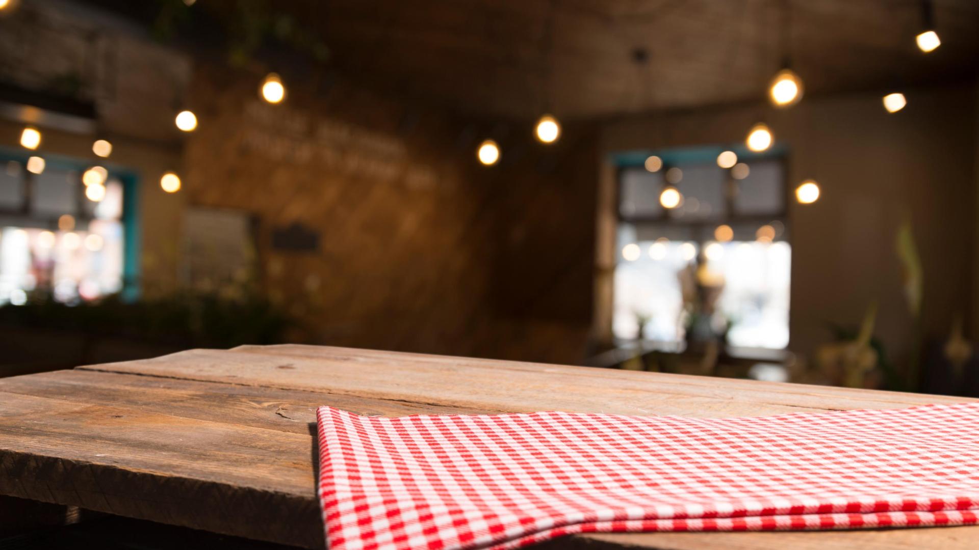 Una mesa, preparada para ser decorada en Navidad