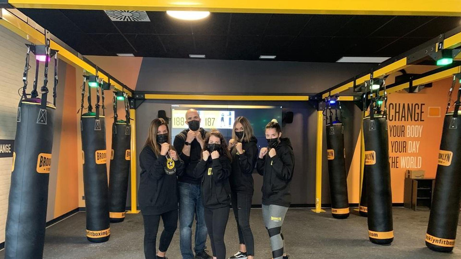 Alberto Campo, con el equipo que atiende el Brooklyn Fitboxing de Pamplona