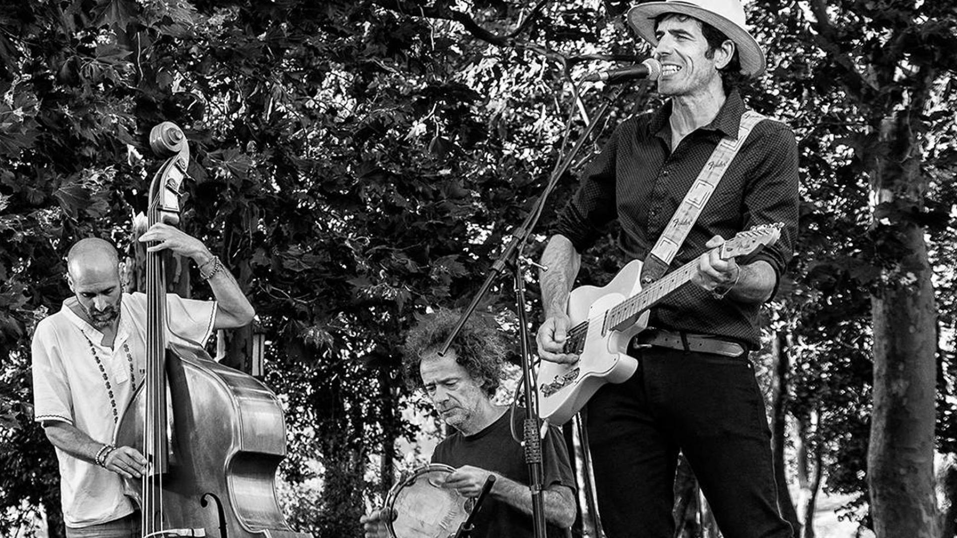 Rolan Garcés & Bandatze durante una actuación anterior