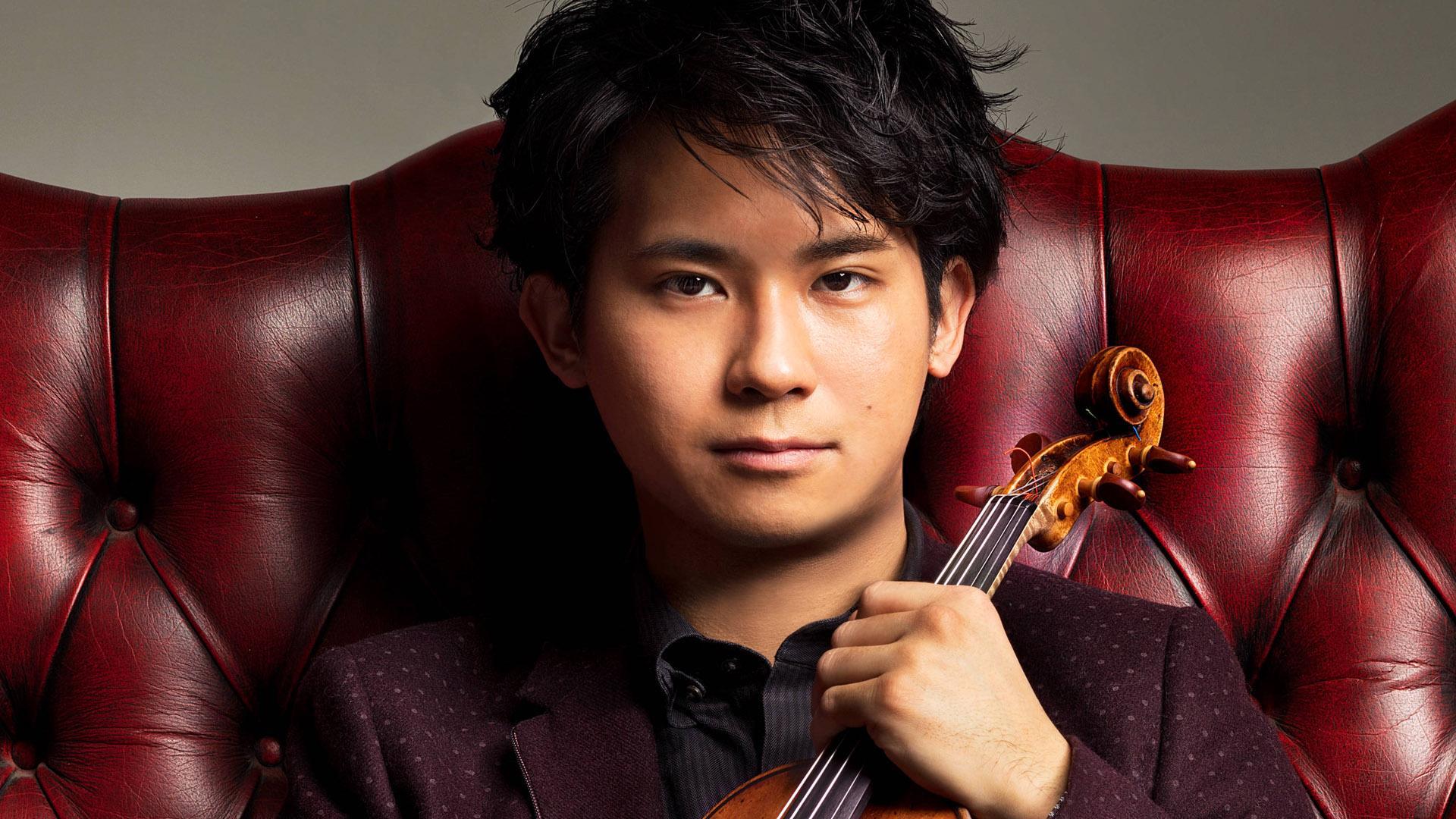 Fumiaki Miura, posando con su violín