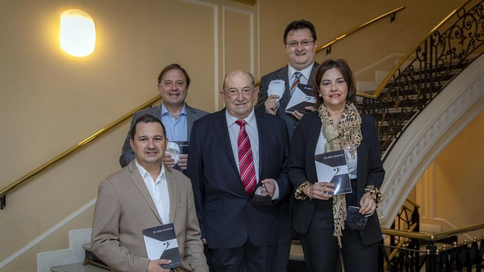 De izquierda a derecha, Manuel Mozota Núñez, Fernando Sesma (músico, médico y autor del epílogo del libro), José Ramón Mozota Ortiz, José Ramón Mozota Núñez y Marisa Mozota Núñez. Se retiraron las mascarillas para tomar la fotografía.