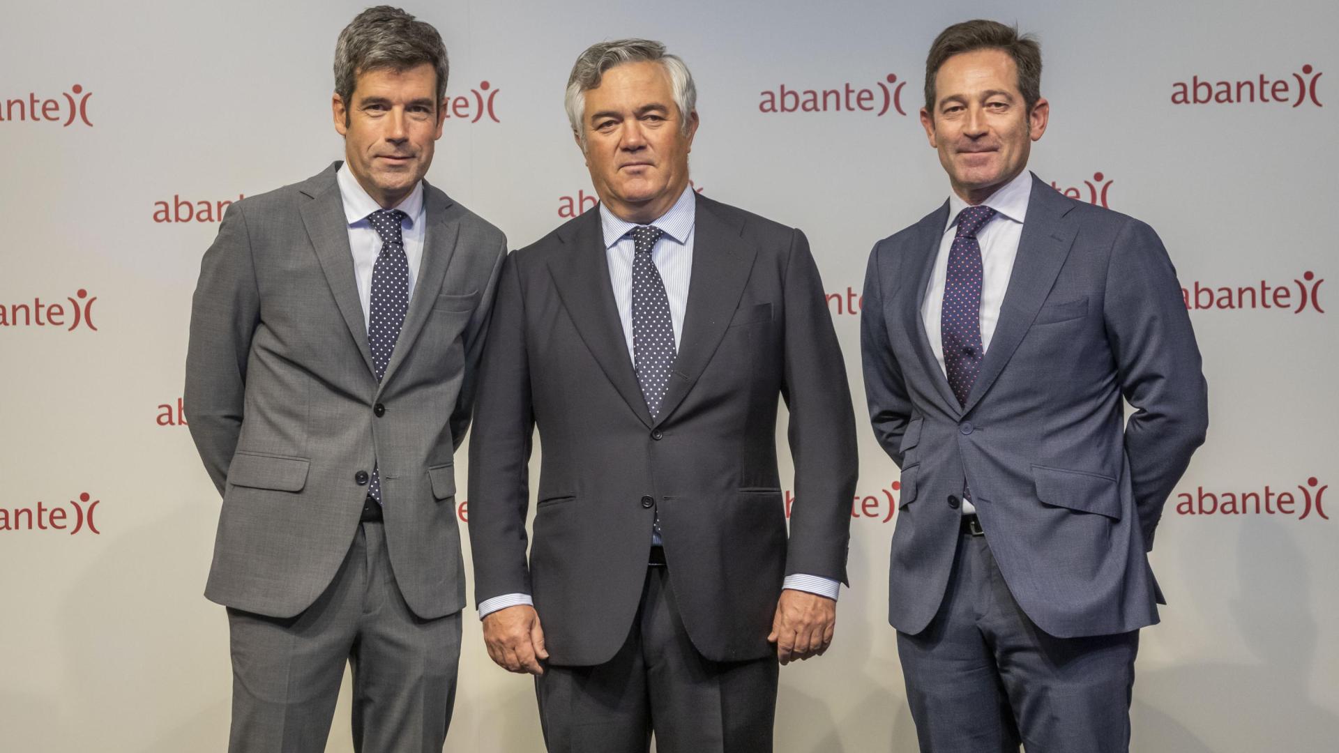 Carlos Taberna Senosiáin (izq.) y Carlos García Ciriza (dcha.), directores de Abante en Pamplona, con Santiago Satrústegui (centro), presidente de Abante, durante la inauguración de la oficina