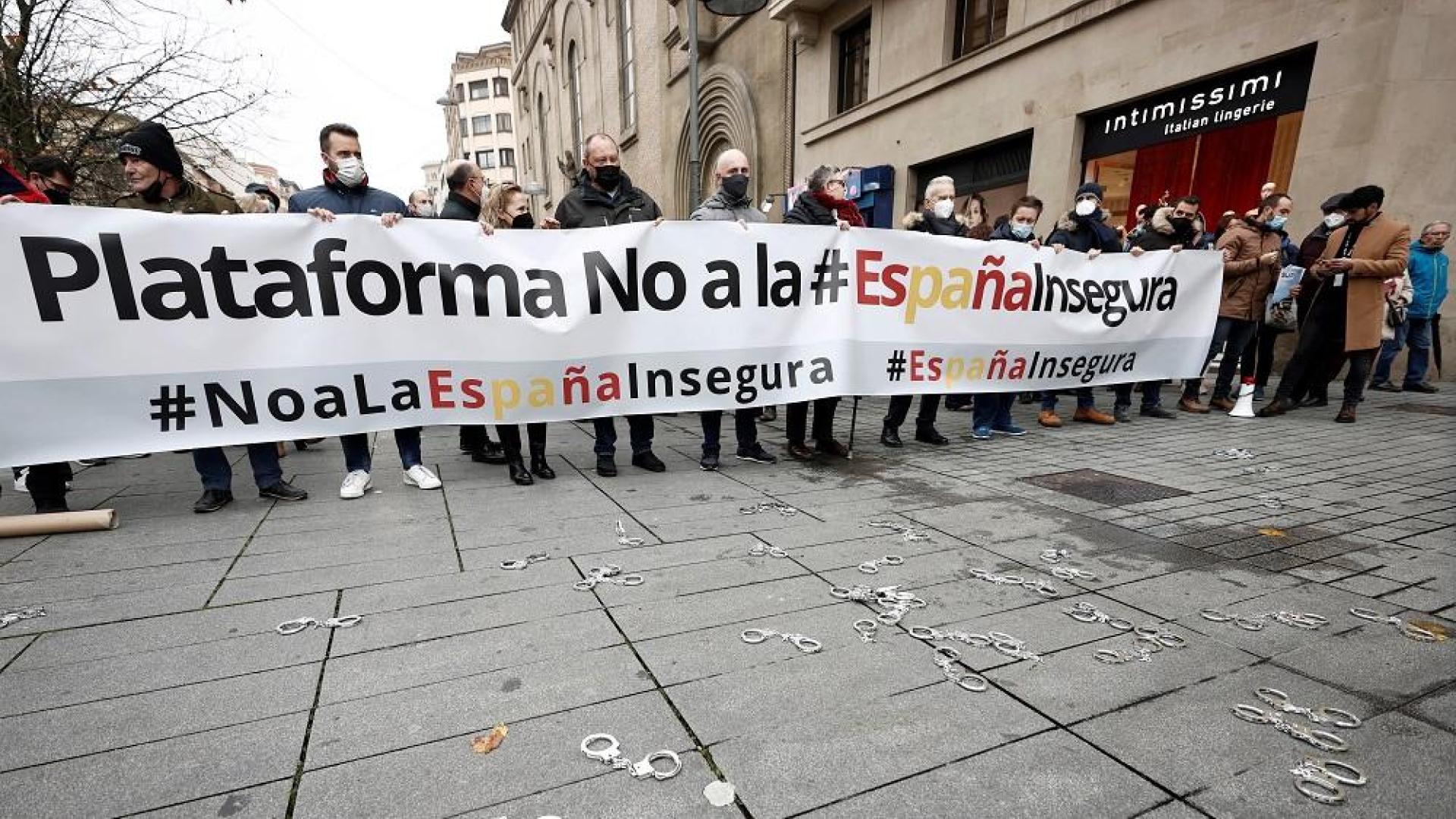 Los sindicatos policiales que forman la plataforma 'No a la España insegura' se han concentrado este miércoles en Pamplona