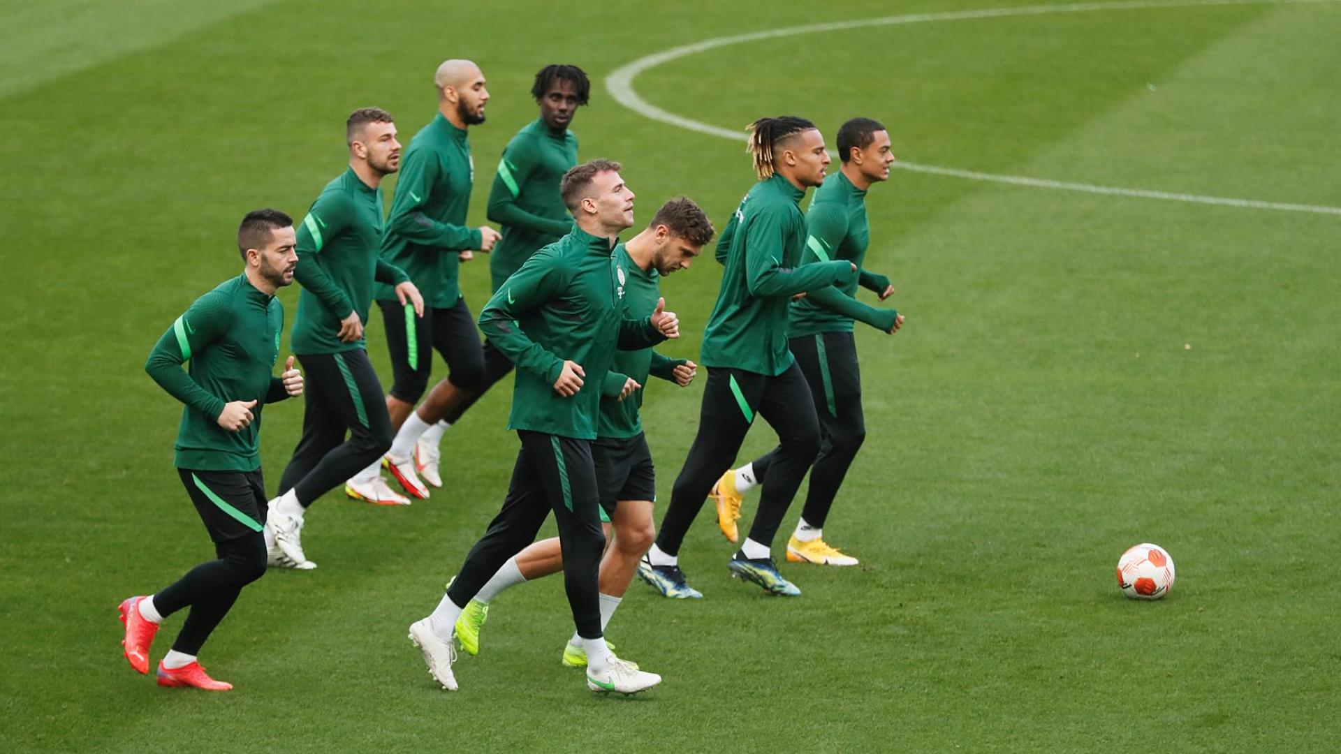 Los jugadores del Ferencvçáros se ejercitan sobre el césped del Benito Villamarín
