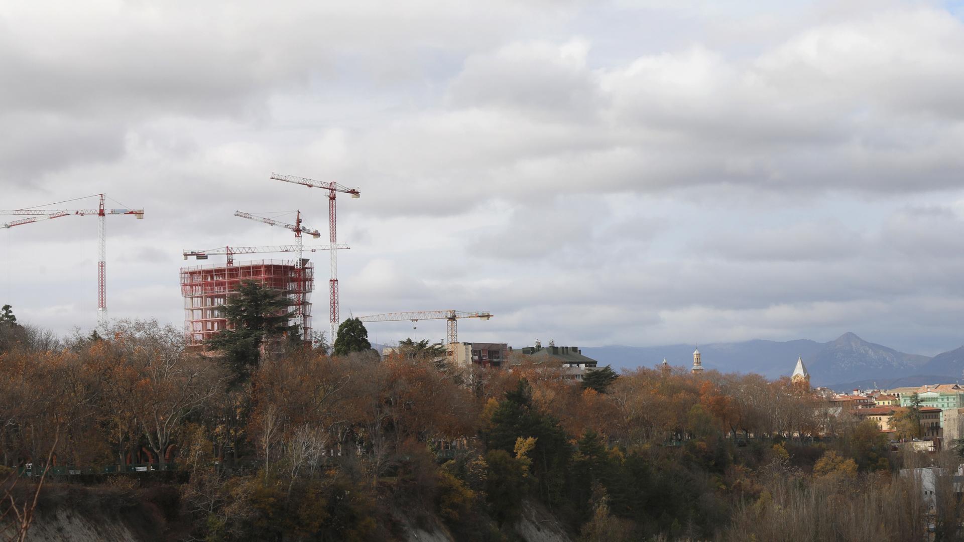 En el nuevo perfil que ofrece el solar de Salesianos, la primera de las torres mira “por encima del hombro” a  la Catedral de Pamplona, a la derecha de la imagen