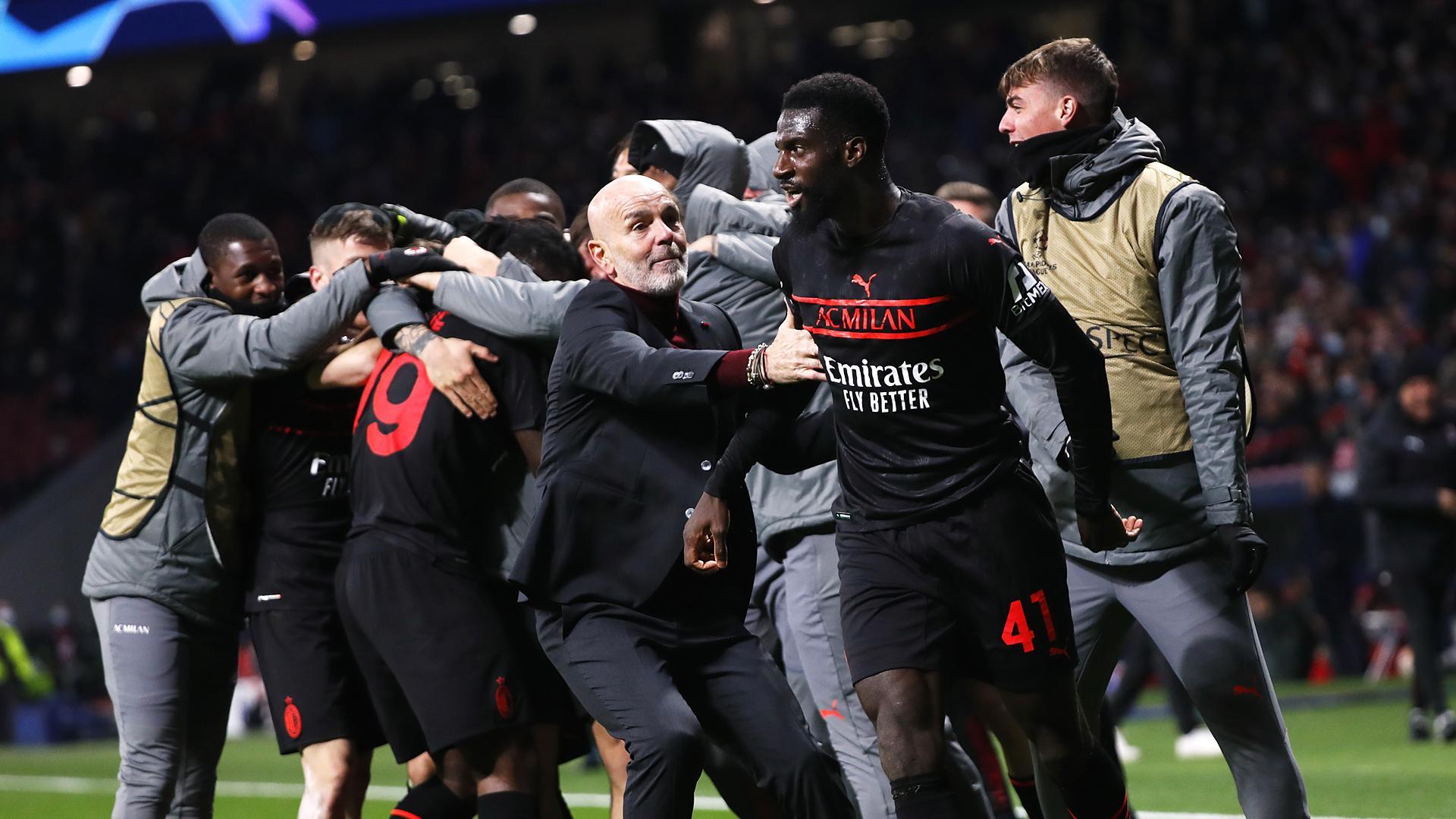 El jugador del Milan, Tiemoue Bakayoko, celebra con su técnico, Stefano Pioli, el gol del triunfo en el Wanda Metropolitano