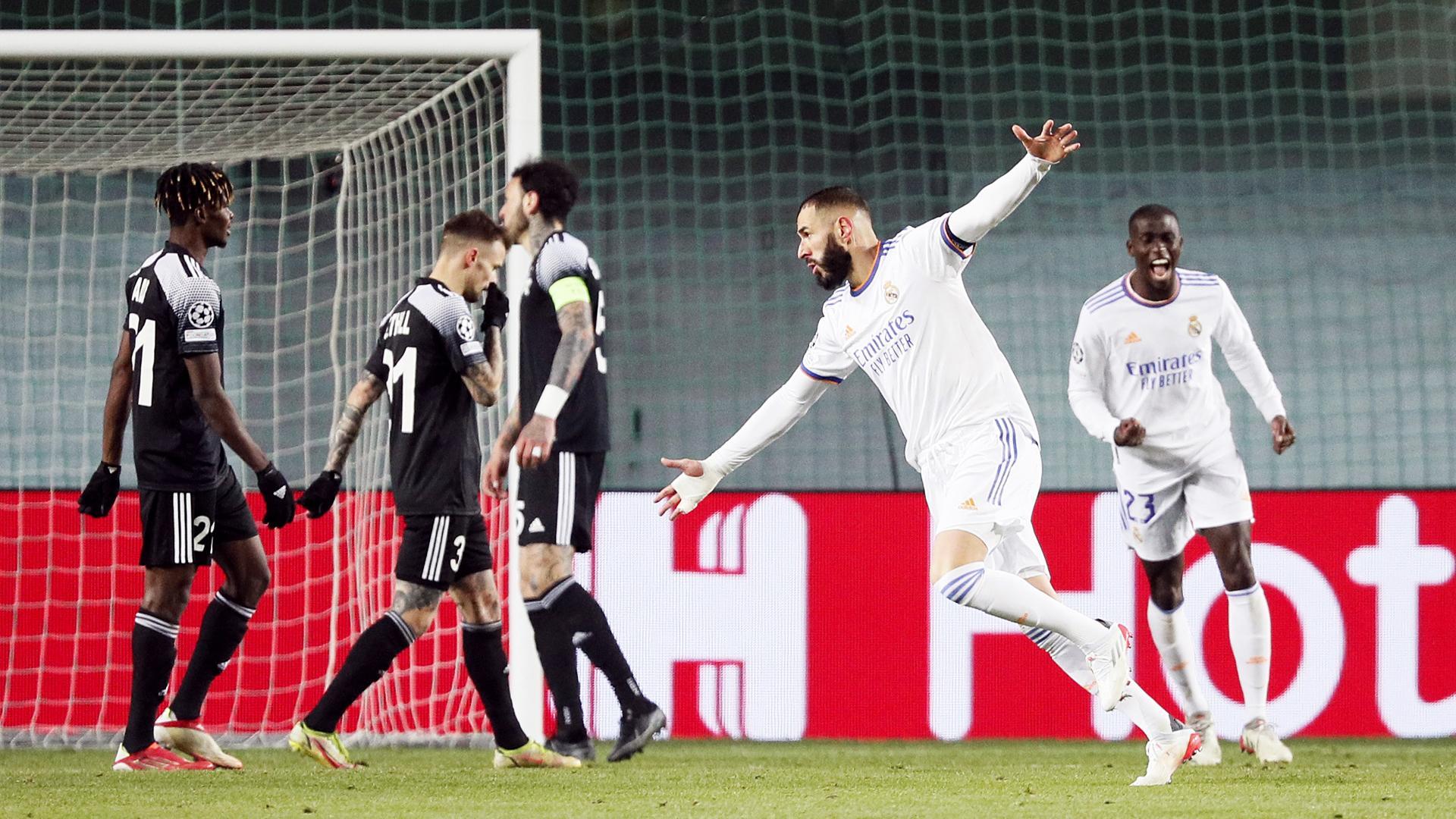 Karim Benzema celebra el tercer tanto, obra suya, en el estadio del Sheriff
