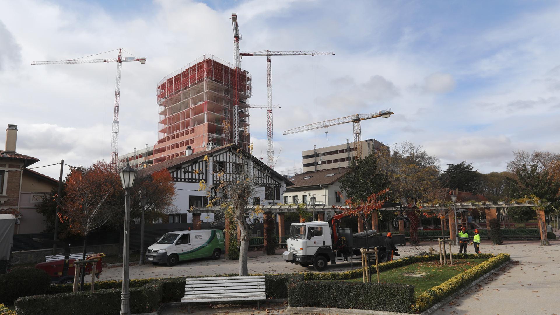 Vista del primero de los edificios del solar de Salesianos que ha llegado a los 14 pisos de altura