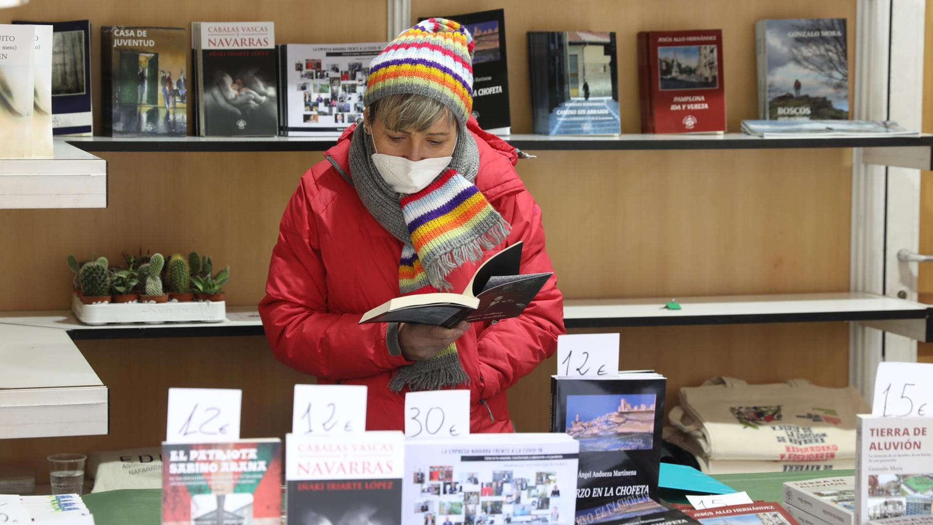 Alejandra Garayoa Erro aprovecha para leer en el interior de la caseta de Ediciones Papel del duende