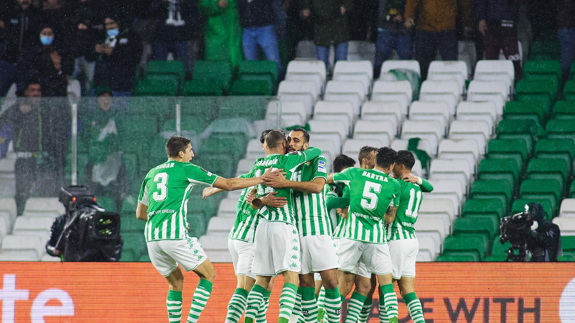 Los jugadores del Betis celebran un de los goles anotados al Ferencváros