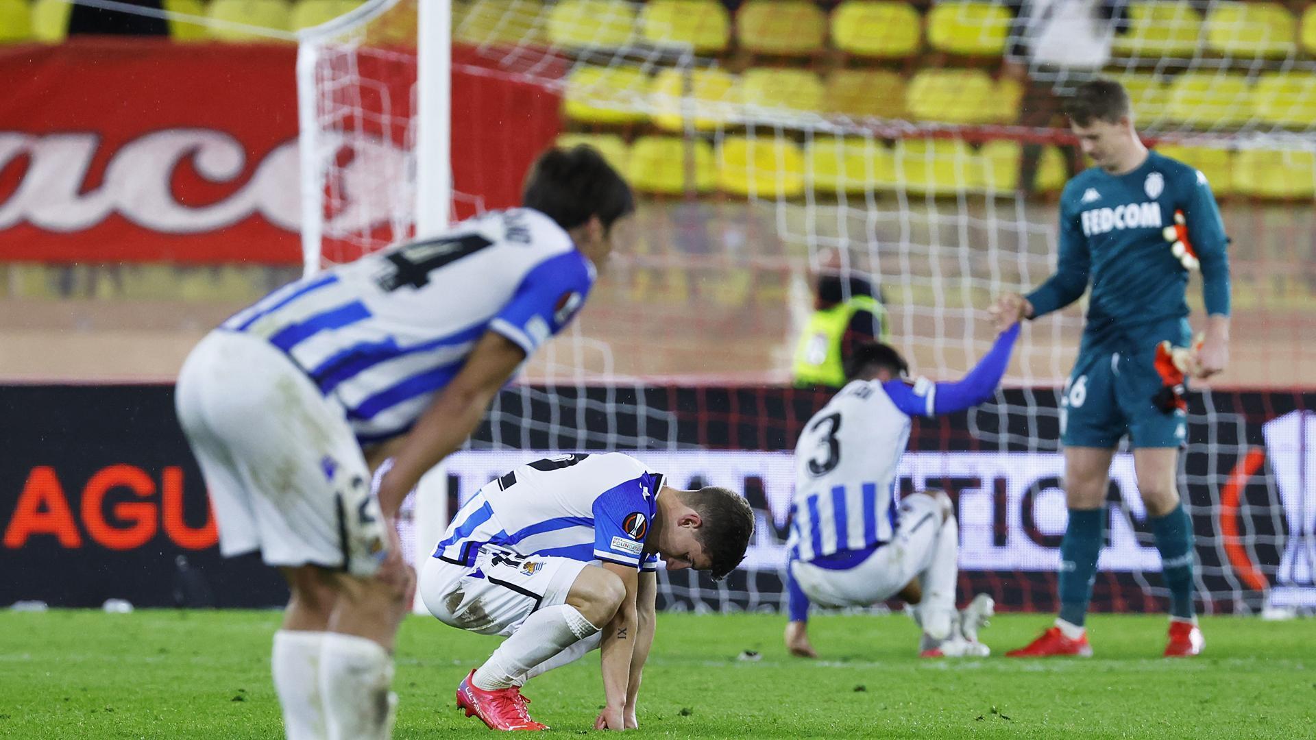 Abatimiento entre los jugadores de la Real al concluir el choque en Mónaco