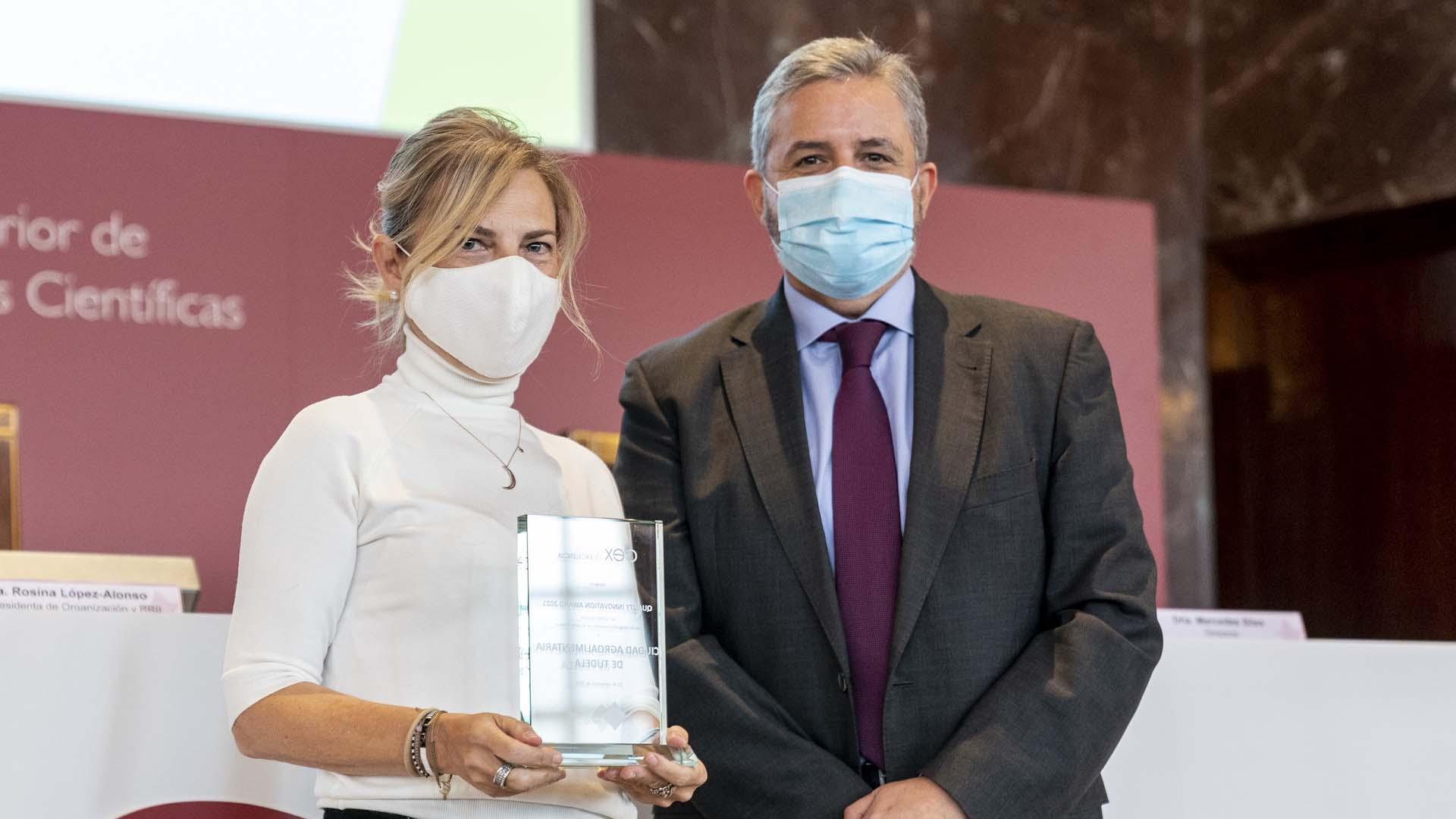 Isabel Violade recibe el premio de manos del presidente de la Asociación CEX, Fernando Sierra