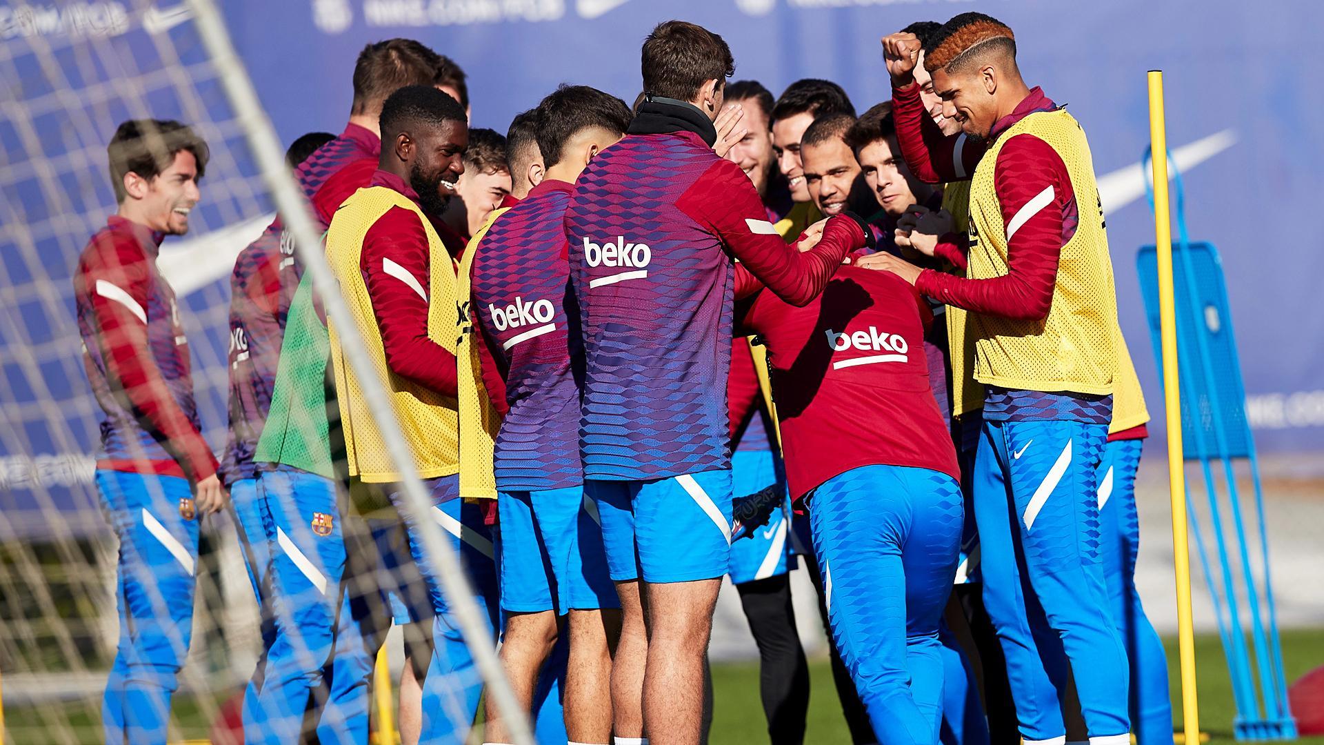 Entrenamiento de los jugadores dle F.C. Barcelona este viernes, 26 de noviembre, en la ciudad deportiva Joan Gamper
