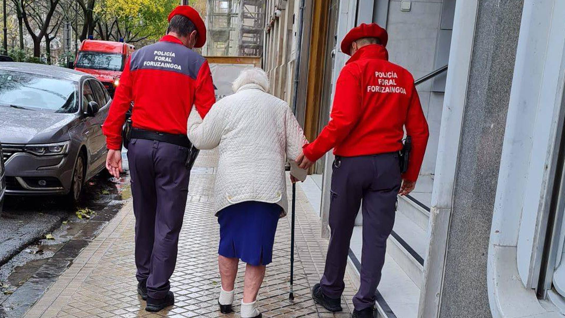Los policías forales, ayudando a la mujer