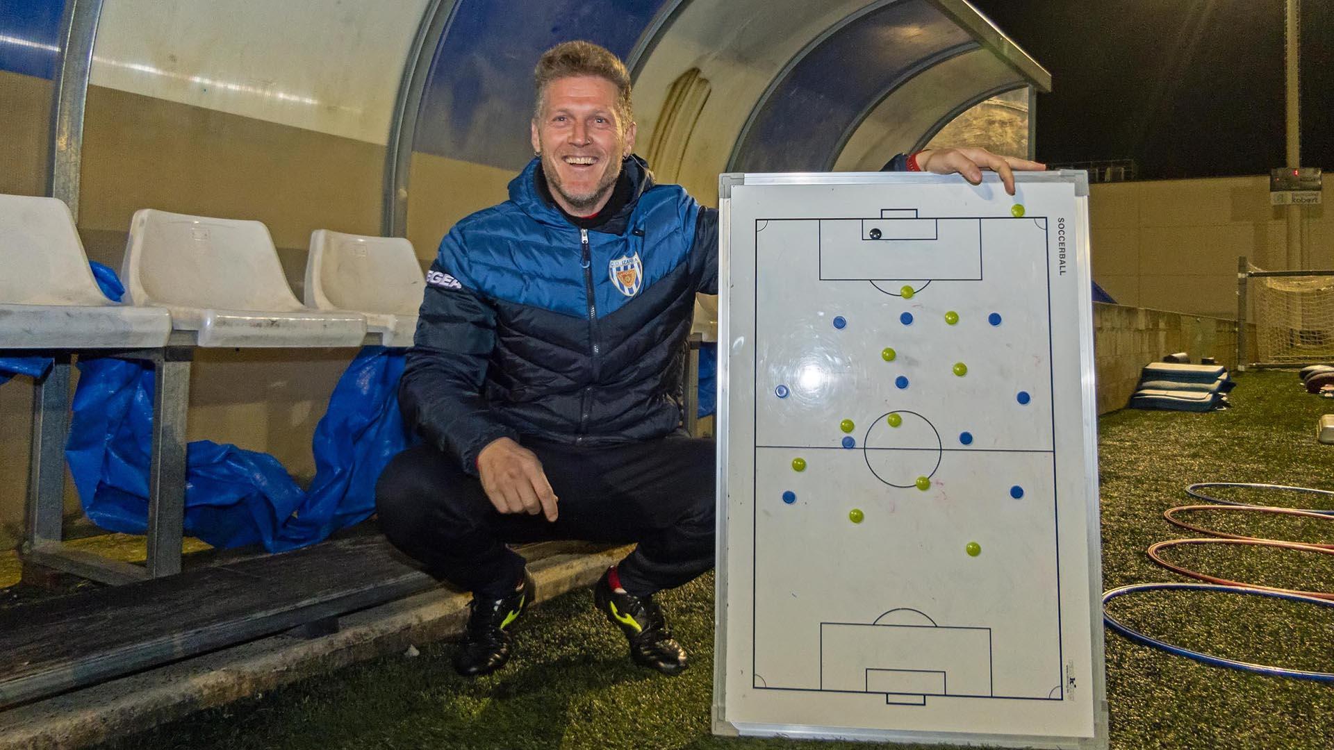 Txiki Akaz, técnico del Izarra, en el estadio de Merkatondoa. Esta tarde vivirá allí su primer encuentro