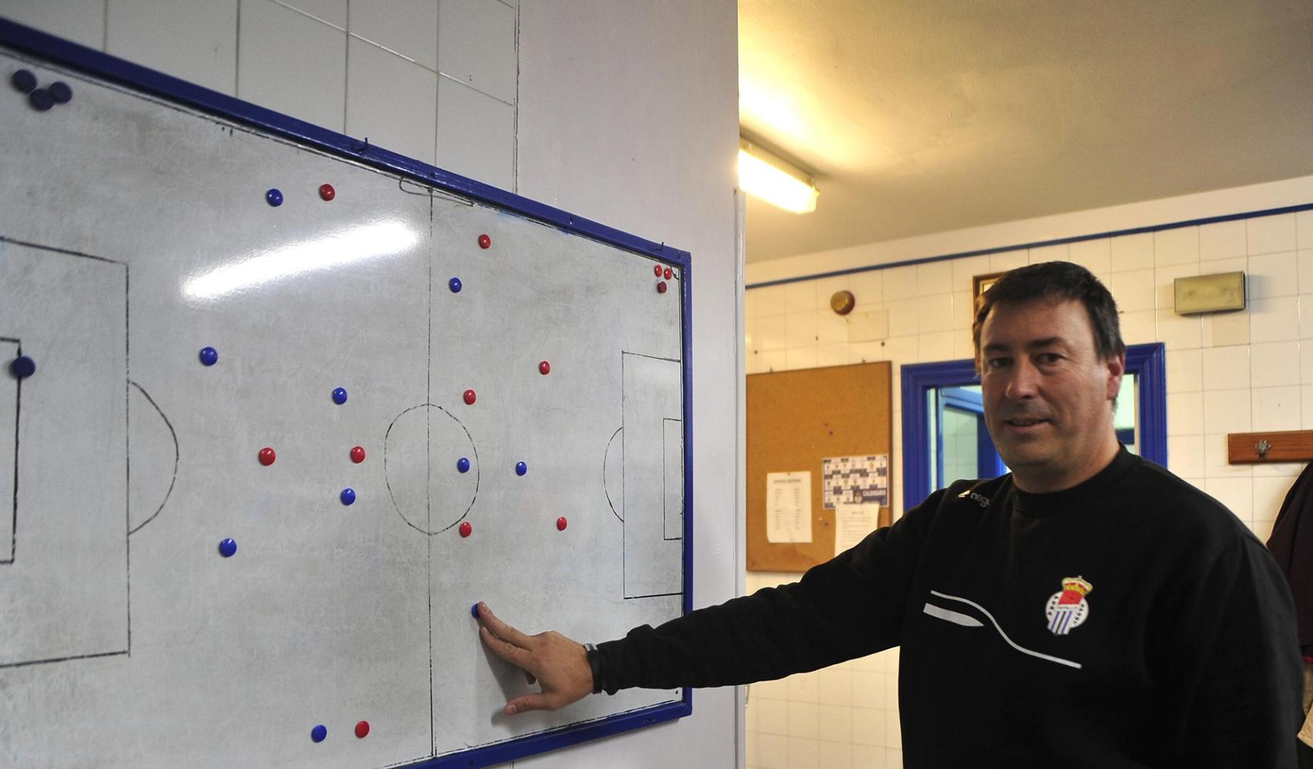 nai Jauregi, técnico de la Peña Sport, el jueves en el vestuario del estadio San Francisco