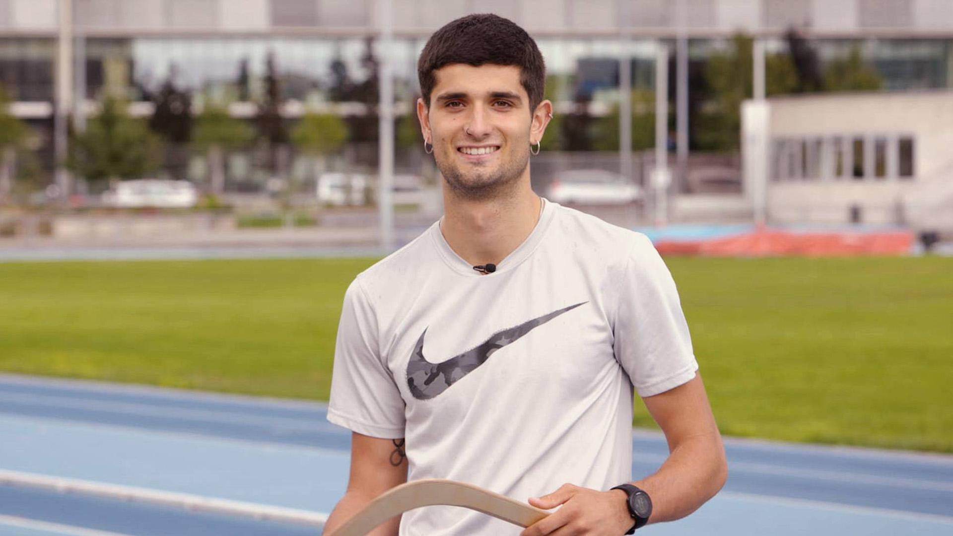 Asier Martínez, con una camiseta con el logotipo de su nuevo patrocinador.
