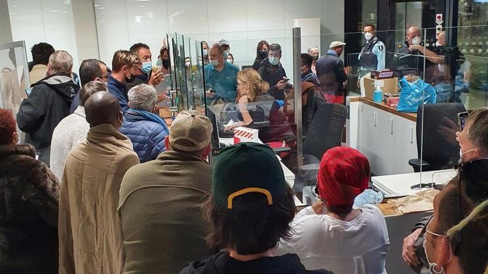 Pasajeros procedentes de Sudáfrica, esperando el resultado de sus test en el aeropuerto de Amsterdam