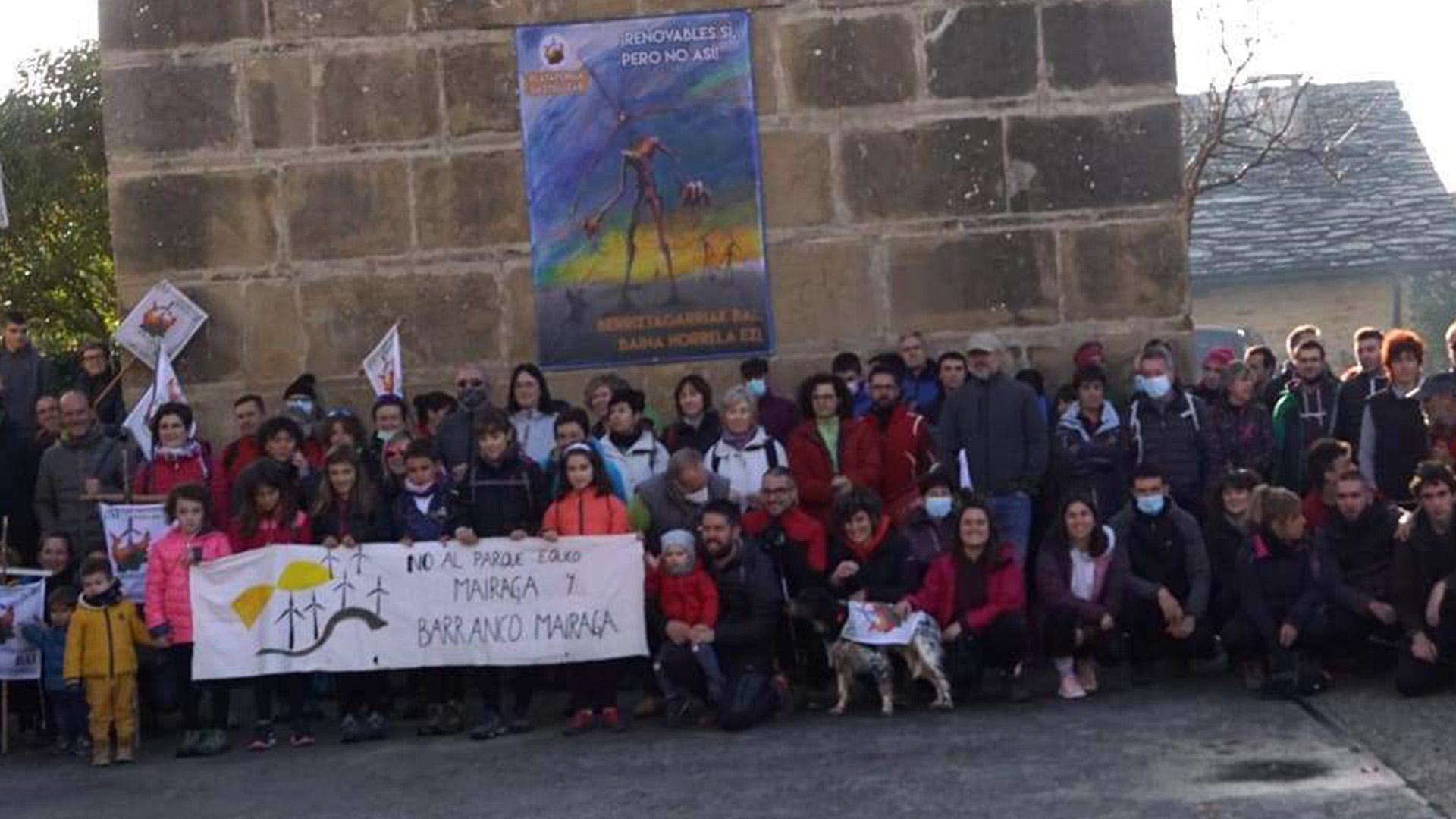 Niños y mayores participaron en la marcha que partió desde Iracheta