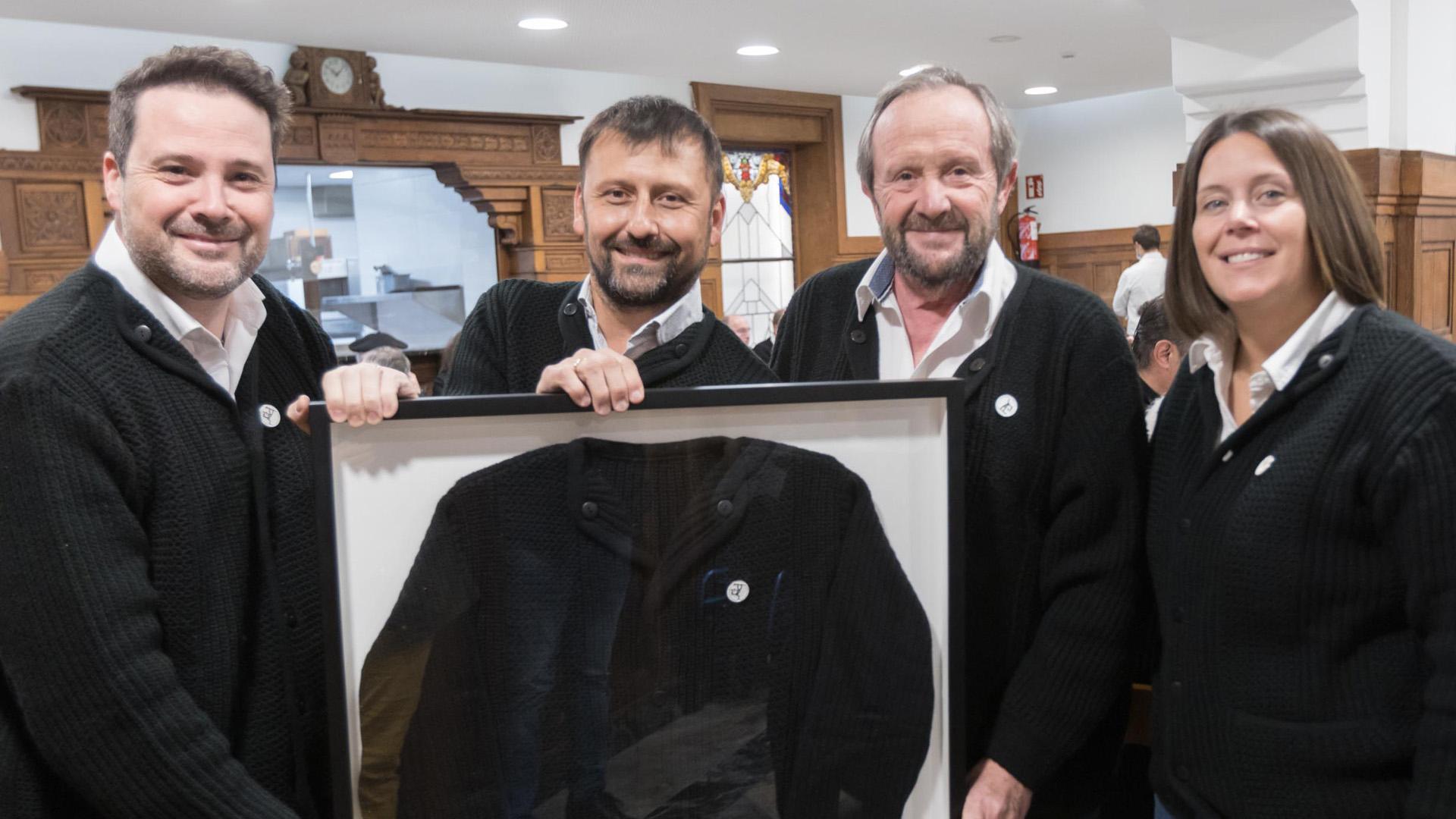 De izda. a dcha., el alcalde de Tudela, Alejandro Toquero; Fernando Litago, presidente del Ribera Atlético con la Elástica que recibió el club; Rafael Remírez de Ganuza (presidente de la Orden del Volatín), y la edil Irune García