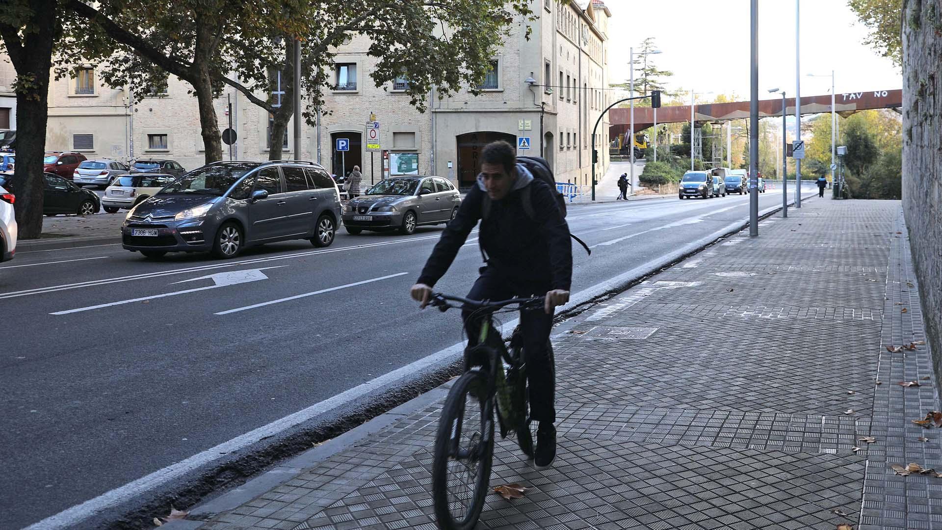 Un ciclista asciende por la acera desde la cuesta de Labrit de Pamplona