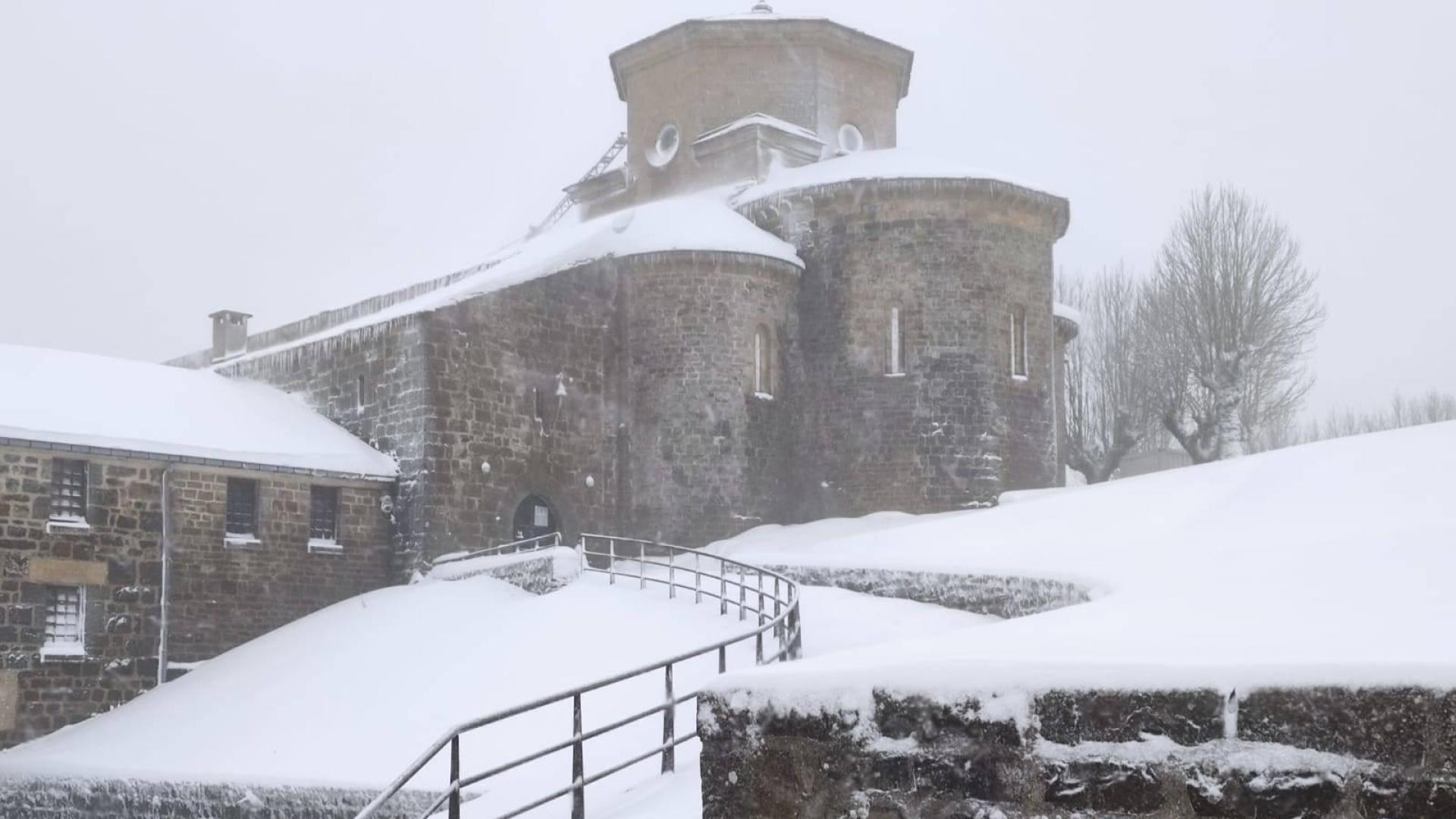 Imagen de ayer, a eso de las cuatro de la tarde, del santuario de San Miguel de Aralar