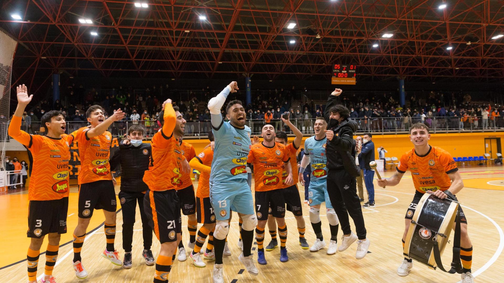 Los jugadores del Aspil celebran la victoria con su afición al final del encuentro. A Uge, a la dcha., no le faltó ni el bombo