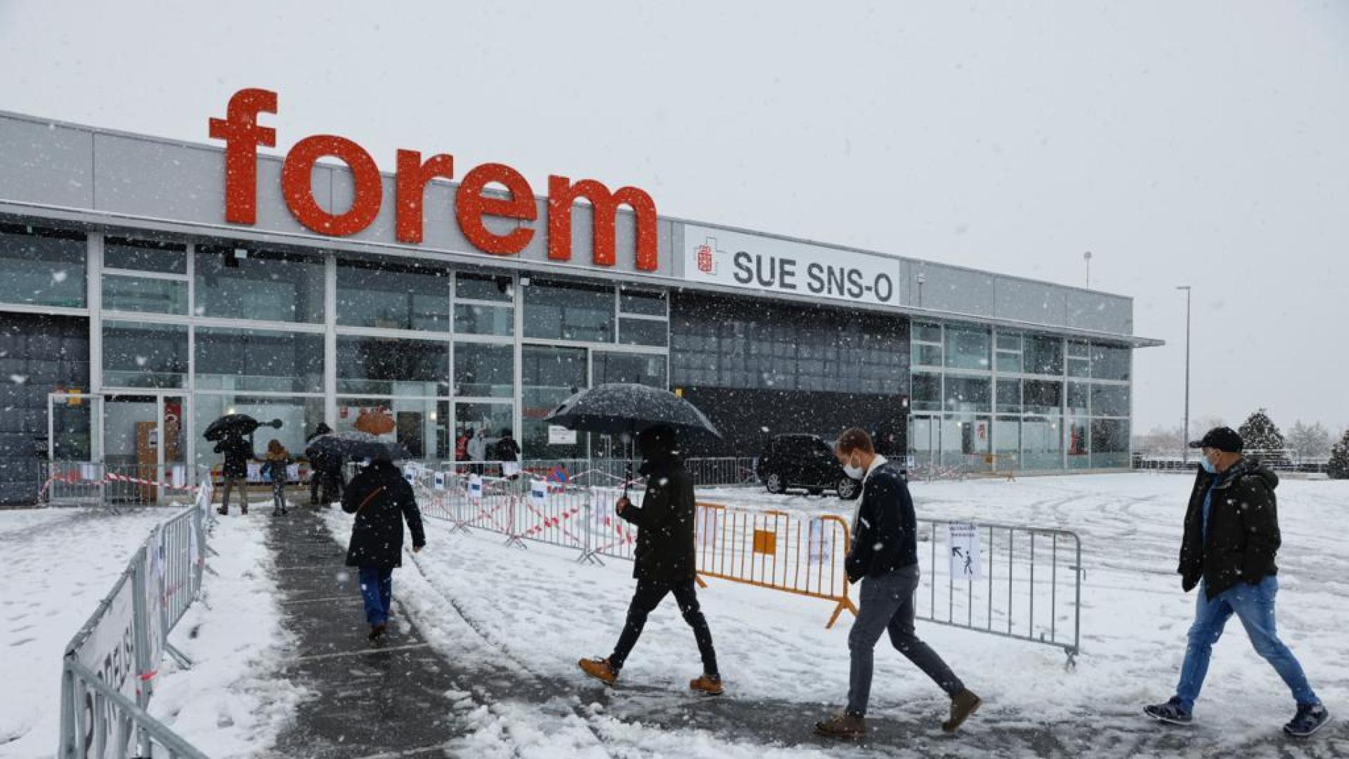 Trabajos para quitar la nieve en Forem, donde se administran vacunas y se realizan pruebas del coronavirus