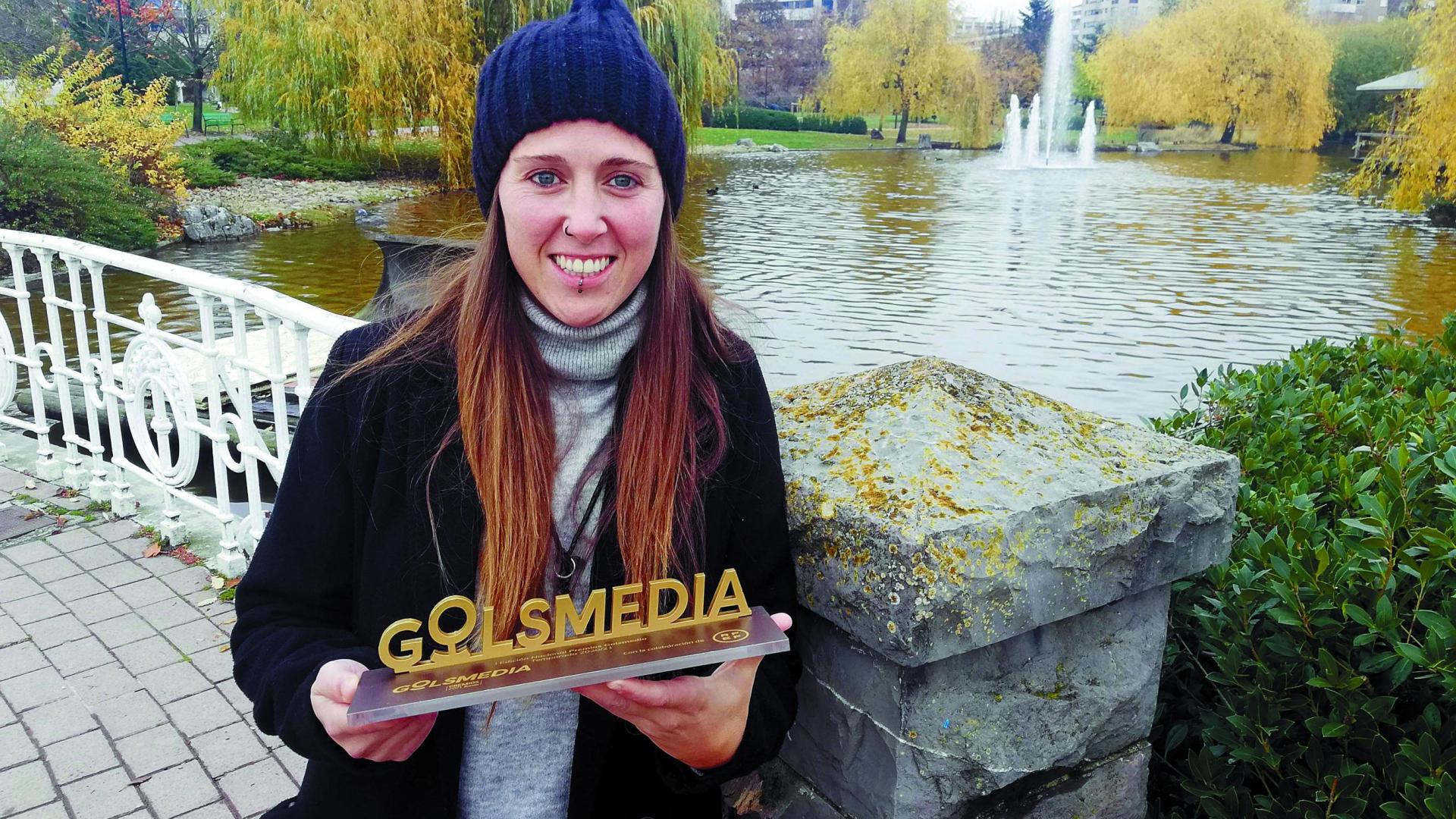 Mai Garde, en el parque Yamaguchi de Pamplona, con el trofeo concedido el pasado lunes